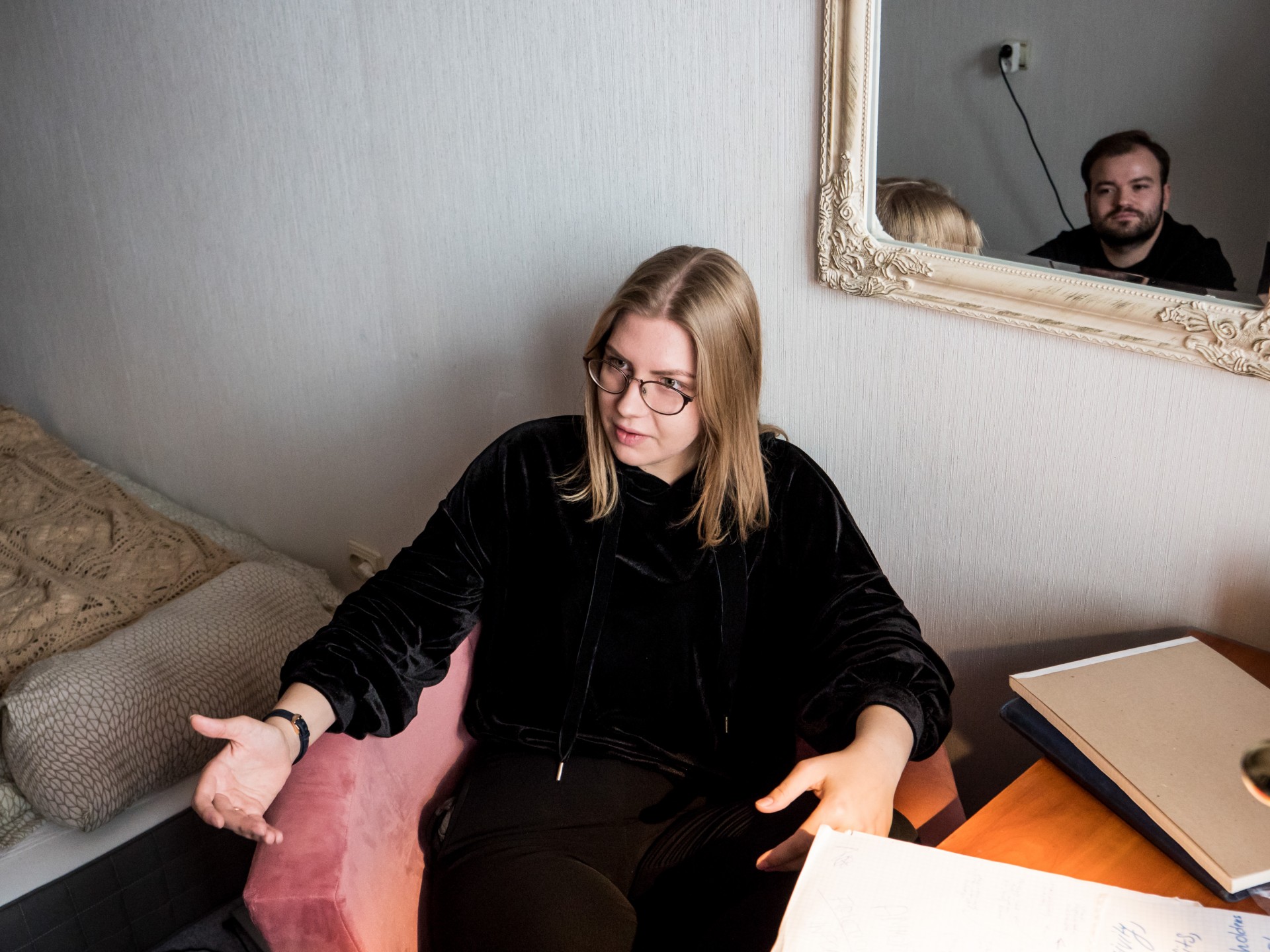 Urtė Žukauskaitė kalbasi su žurnalistu Karoliu Pilypu Liutkevičiumi savo namuose. ©Artūras Morozovas