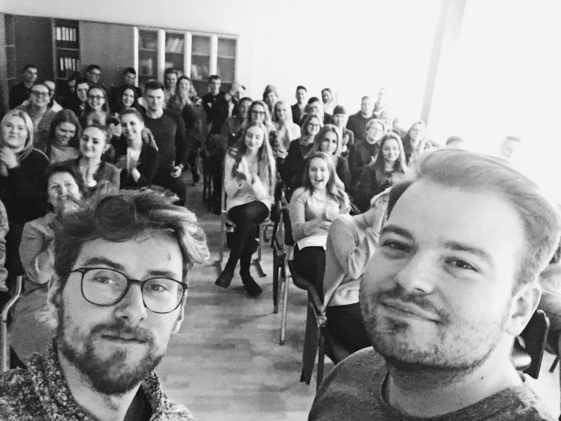 NARA žurnalistai Mindaugas (kairėje) ir Karolis Pilypas Kretingos Jurgio Pabrėžos universitetinėje gimnazijoje. ©Karolis Pilypas Liutkevičius