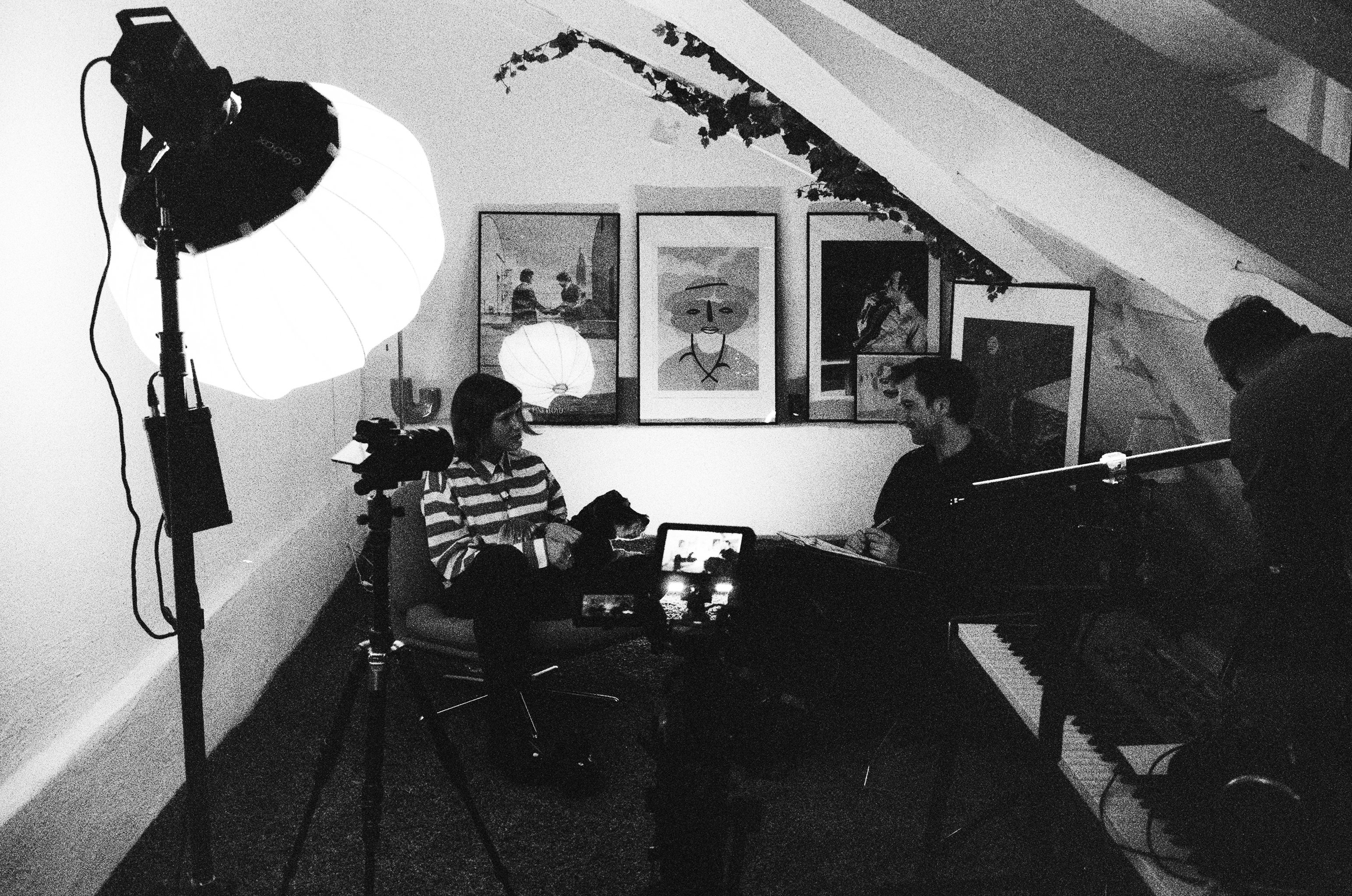 Repeticijų ir dainų rašymų vieta transformuota į videostudiją. Monikos Pundziūtės interviu yra pirmasis iš NARA video interviu serijos su Lietuvos dainininkais ir dainų autoriais. ©Justė Urbonavičiūtė
