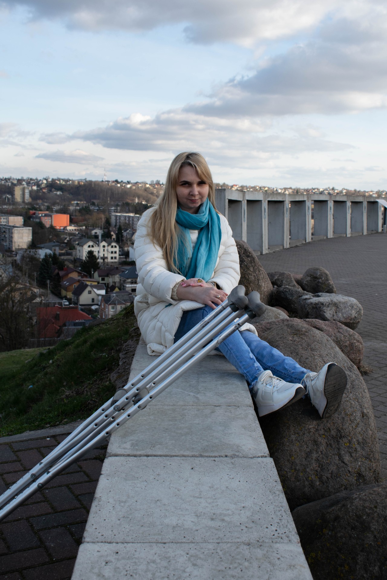 Trumpesnius atstumus Živilė eina su ramentais. ©Julija Stankevičiūtė