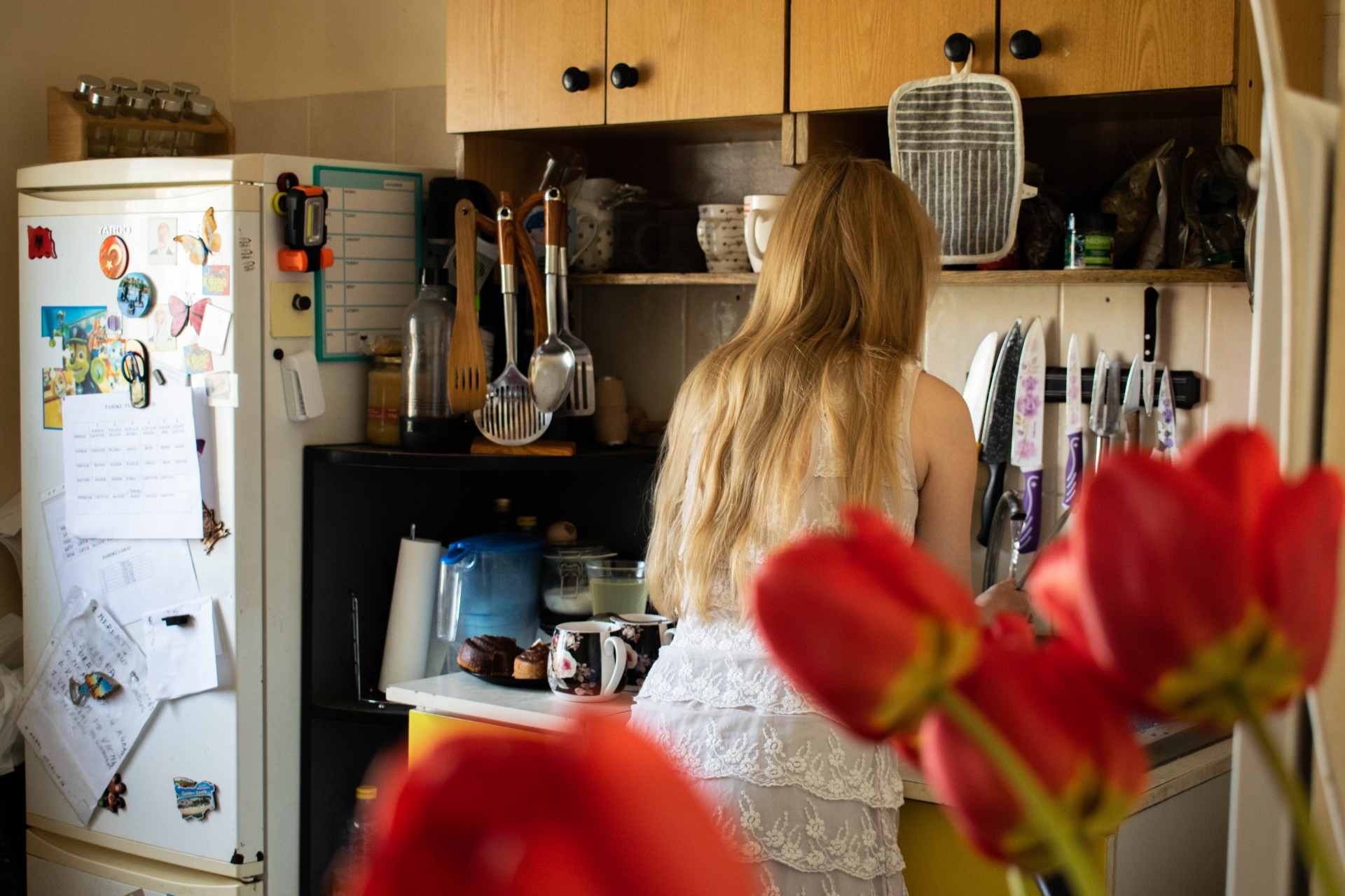 „Mano visos veiklos – būti mama“, – sako Živilė savo trijų kambarių bute Šilainiuose. „Atsimenu, kai laukiausi pirmo vaiko ir manęs sesė klausė, kaip kas. Sakiau: „Žinai, aš negaliu apsimauti batų, užsidėti kojinių, bet aš galėsiu pasirūpinti kitu.“ Gal dėl to ir norėjau būti mama, kad būčiau svarbi, svarbi kažkam.“ ©Julija Stankevičiūtė