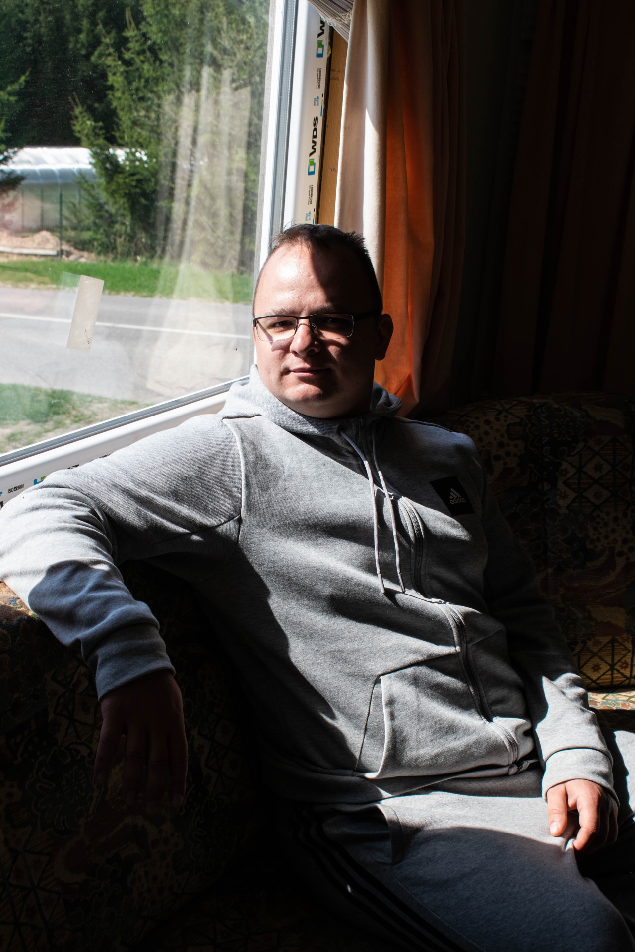 Su Živile jis susipažino žmonių su negalia renginyje, kuriame savanoriavo. Michailo abu tėvai su negalia, tad ši tema jam nėra tabu. ©Julija Stankevičiūtė