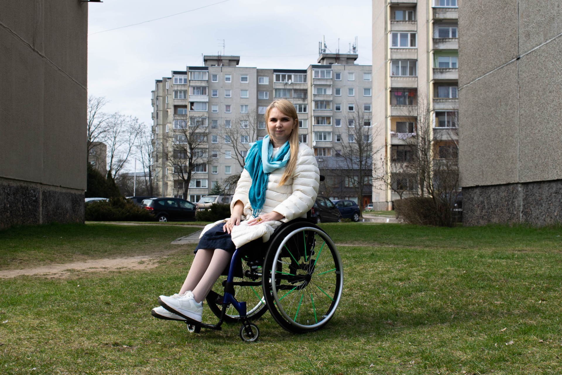 Kai Živilė buvo 2,5 metų, jai buvo nustatytas jaunatvinis reumatoidinis artritas – autoimuninė sąnarių liga, kurios niekas giminėje neturėjo. Dabar ji nejudina kairės kojos, o kairės rankos negali nei sulenkti, nei ištiesti. Taip pat ji patiria milžiniškus sąnarių skausmus. ©Julija Stankevičiūtė