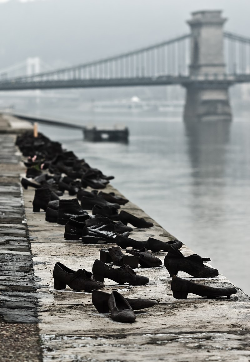 Skulptūra Dunojaus krantinėje Budapešte „Batai“ (Can Togay, Gyula Pauer, 2005) ©Wikimedia.org