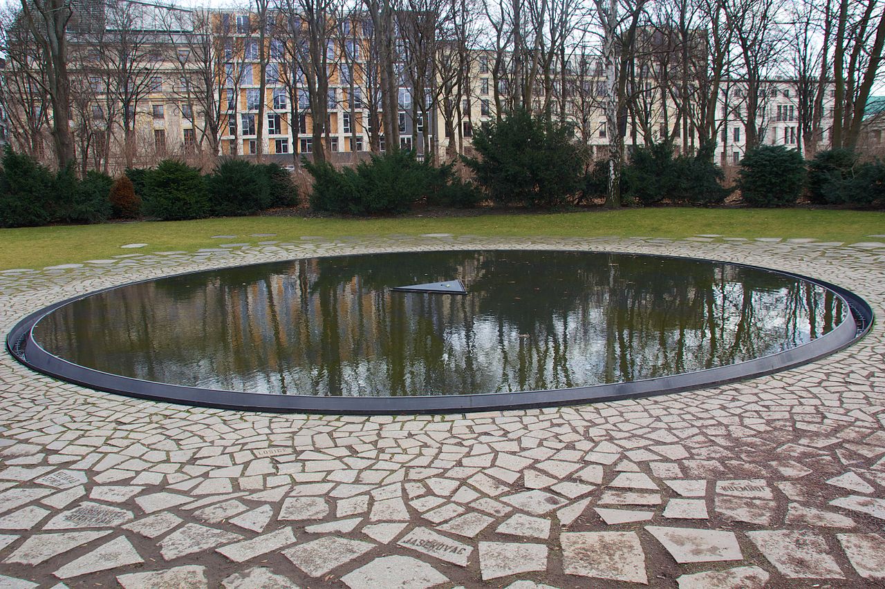 Paminklas Holokausto metu nužudytiems romams ir sinti Berlyne (Dani Karavan, 2012) ©Wikimedia.org