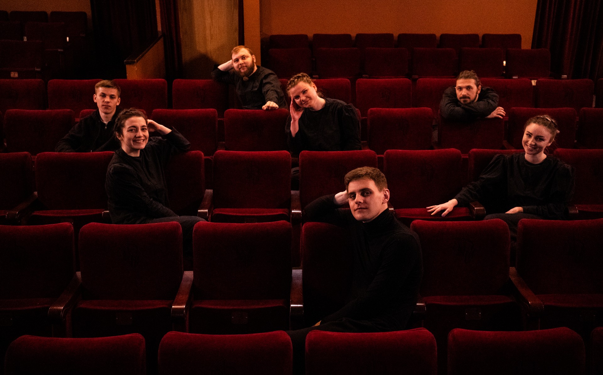 Septyni Panevėžio lėlių vežimo teatro ukrainiečių aktoriai. Iš kairės: Vladislavas Mozgovijus, Margarita Kiseliova, Igoris Ignatenko, Daria Lysohor, Aleksandras Železnovas, Stanislavas Alochinas, Marija Patokova.