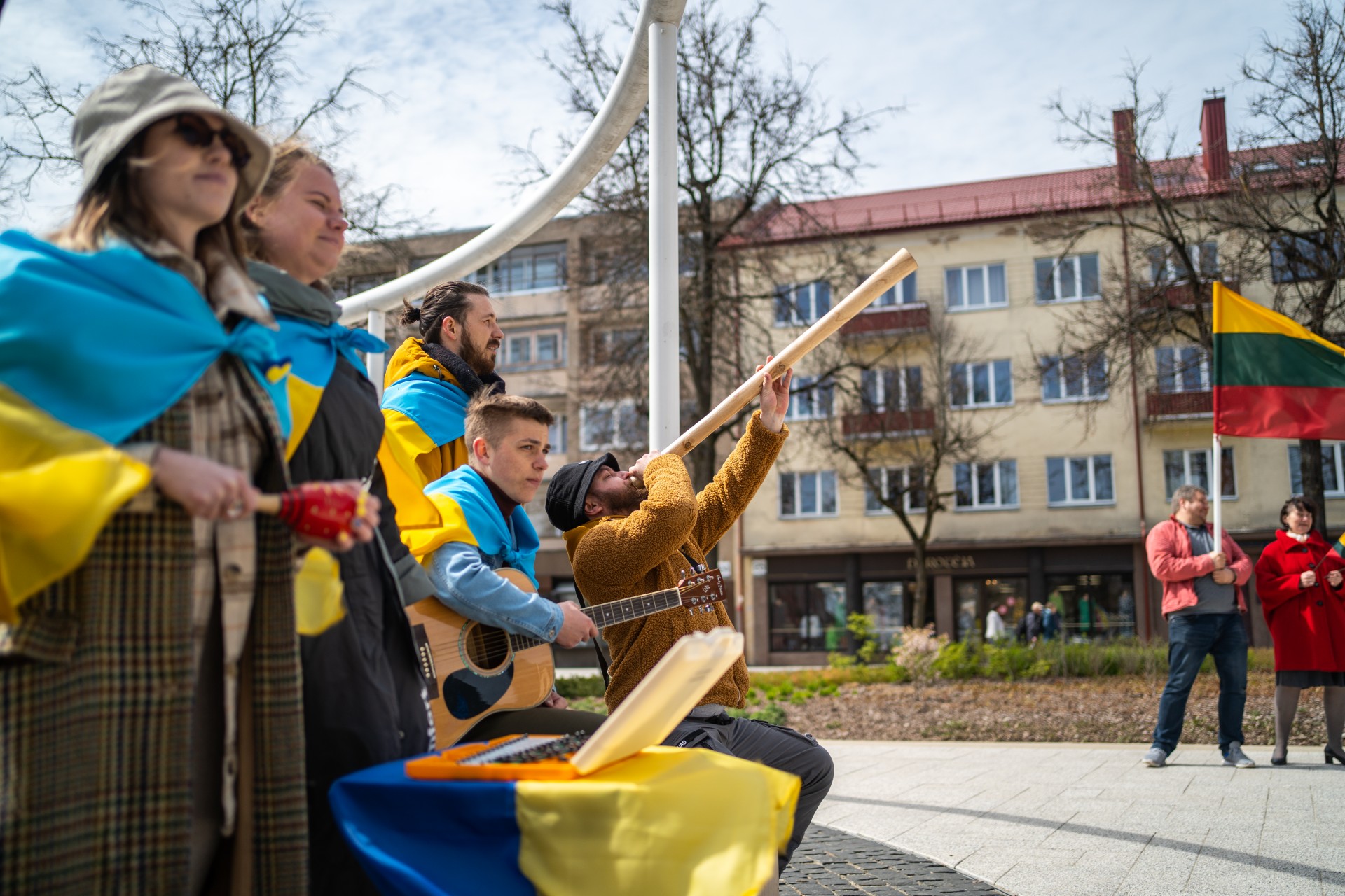 Panevėžio lėlių vežimo teatro nariai Laisvės aikštėje atlieka ukrainietiškas dainas.