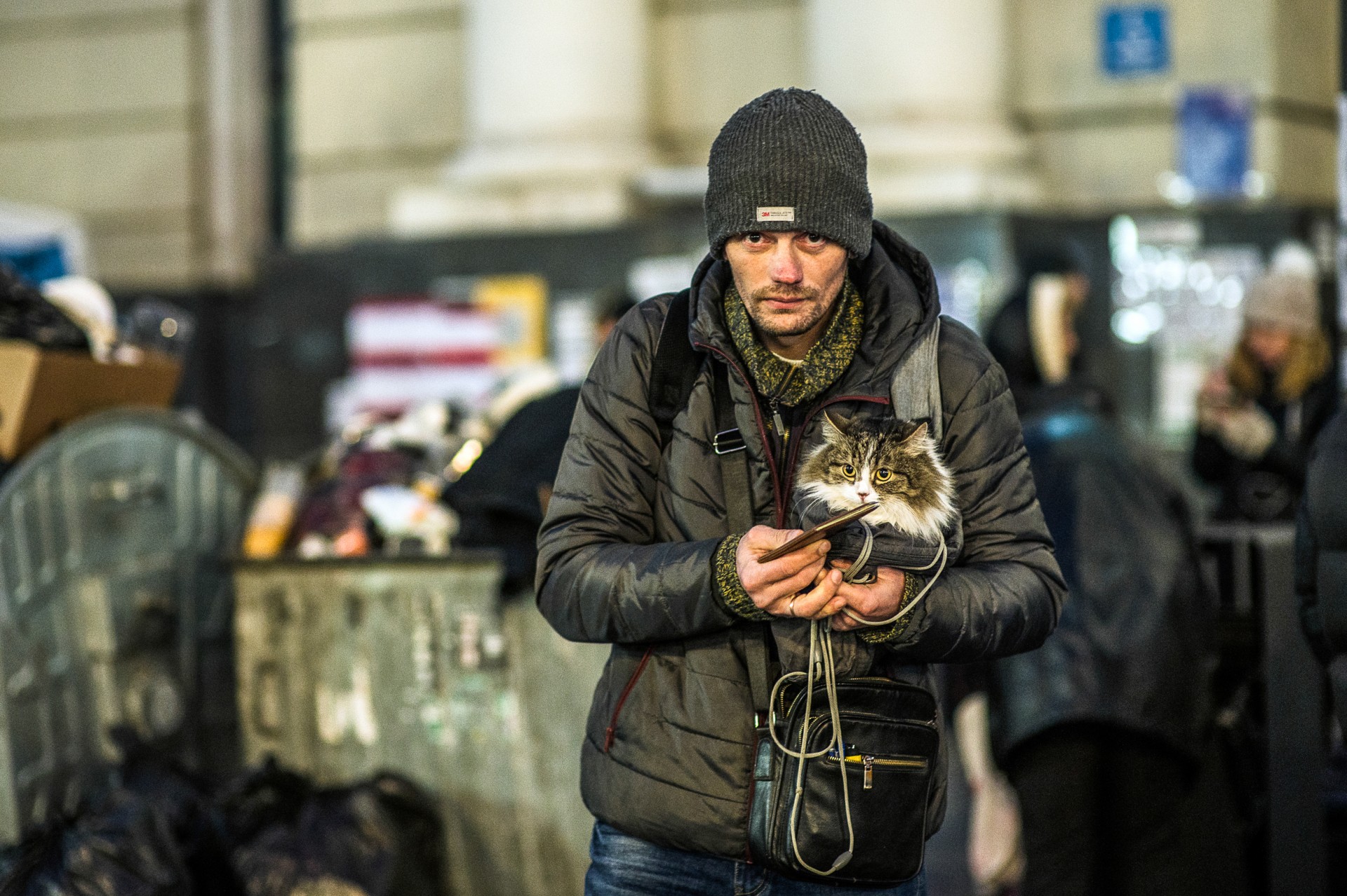 Lvivo traukinių stotyje išlydėjęs savo šeimą į Lenkiją, vyras kartu su katinu grįžta atgal į Kyjivą.
