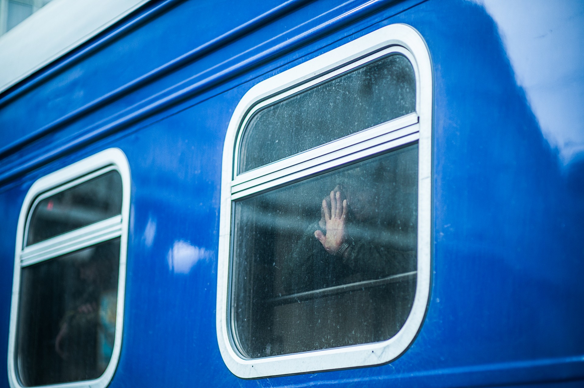 Vaikinas, vykstantis į frontą (pirmoje fotografijoje), atsisveikina su savo mergina pro traukinio langą.