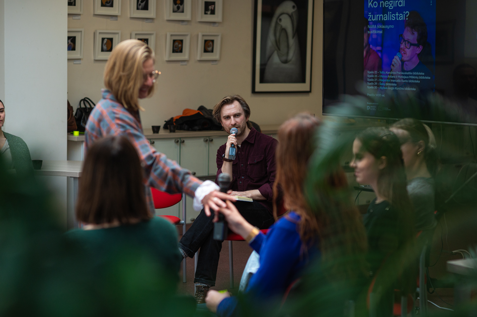 Diskusijos moderatoriai žurnalistai Karolis Vyšniauskas ir Sigita Vegytė. ©Denis Vėjas