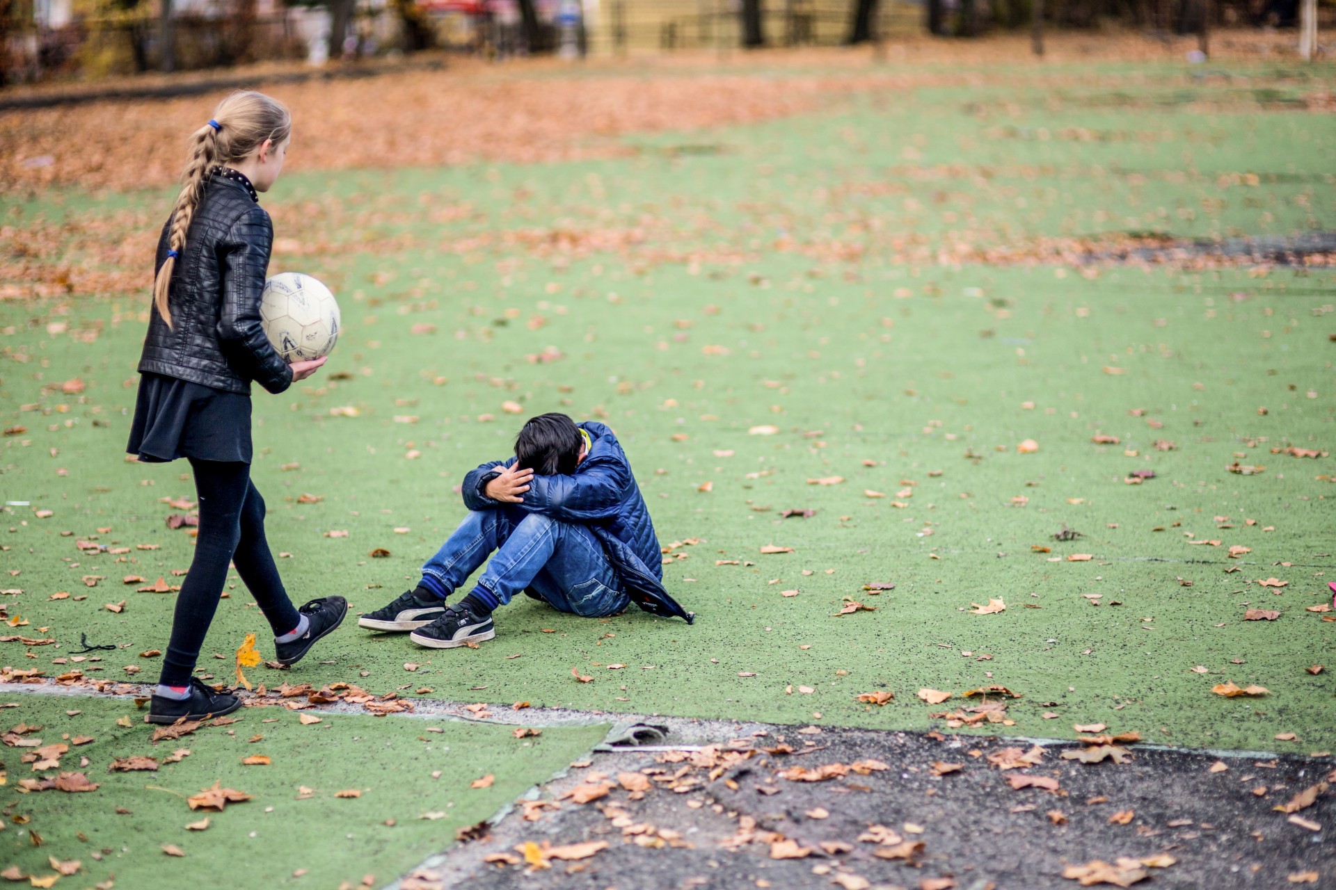 Dienos centro „Padėk pritapti“ vaikai žaidžia futbolą Naujininkuose, Vilniuje ©Artūras Morozovas