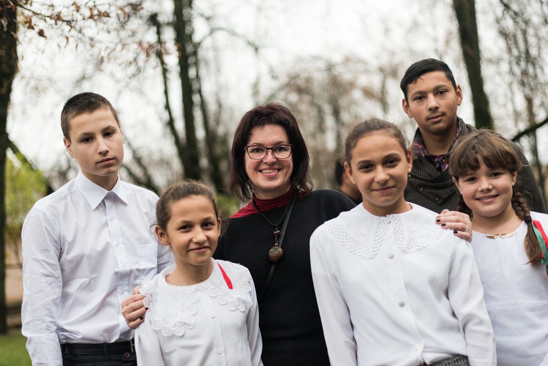 Ukmergės Antakalnio kaime su romų ir lietuvių vaikais dirbanti mokytoja Edita Leleikienė (viduryje) kartu su mokiniais. ©Berta Tilmantaitė