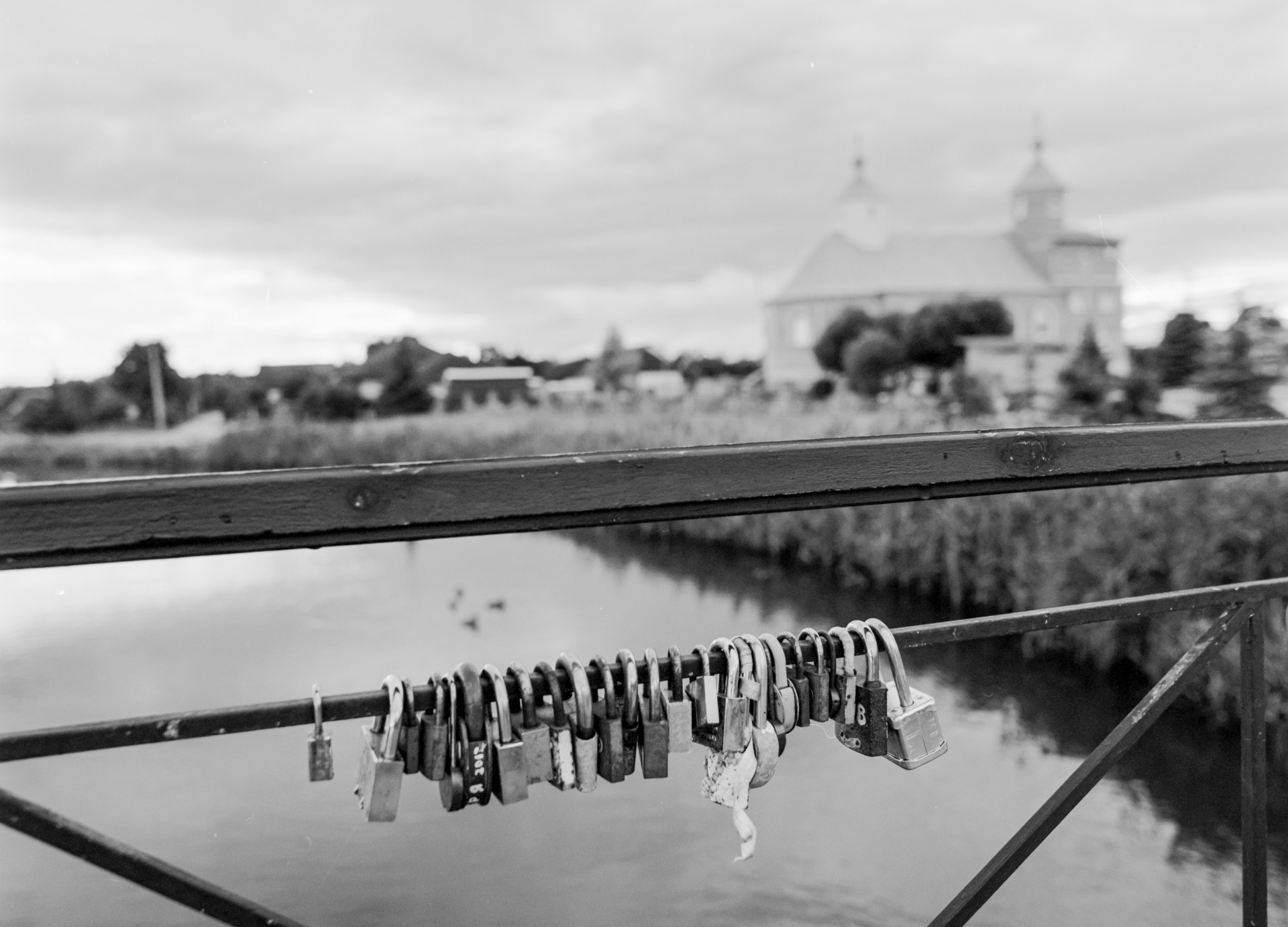 Jaunavedžių sukabintos spynos ant tilto, vedančio į „Meilės“ salą.