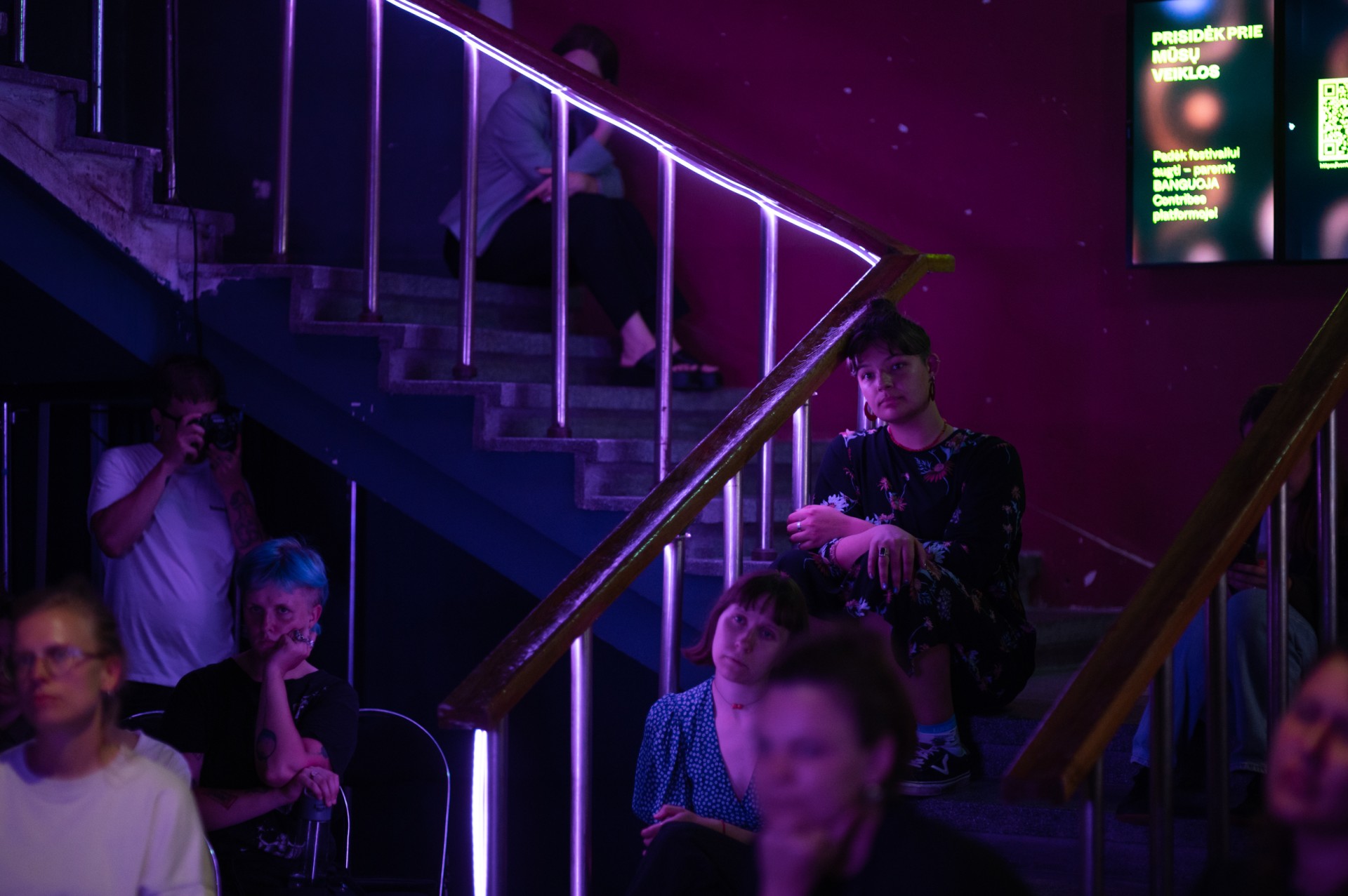 Įrašo dalyvė, viena iš „Banguoja“ organizatorių Emilija Statinaitė (viduryje). ©Denis Vėjas