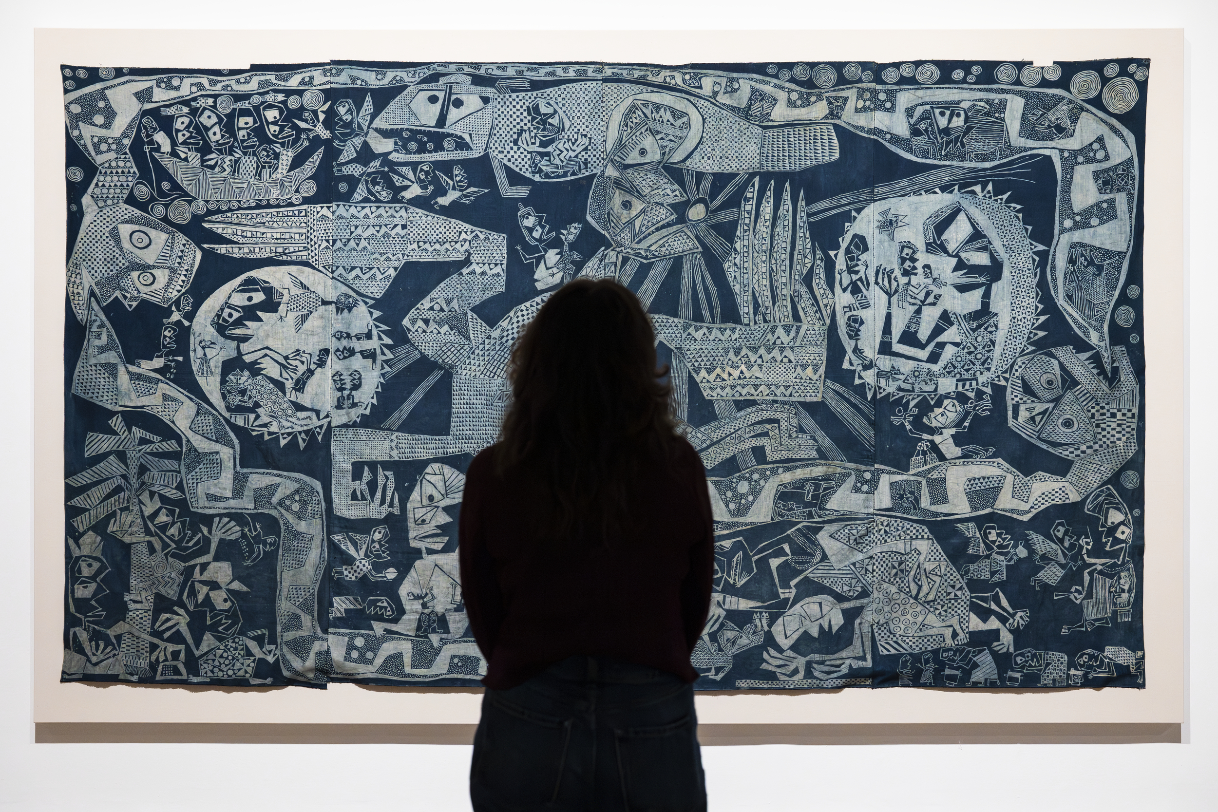 Susanne Wenger „Oduduwa sukūrimo mitas“ (1963). Paroda „Nigerijos modernizmas“ Londono „Tate Modern“ galerijoje. ©Jai Monaghan / Tate Photography