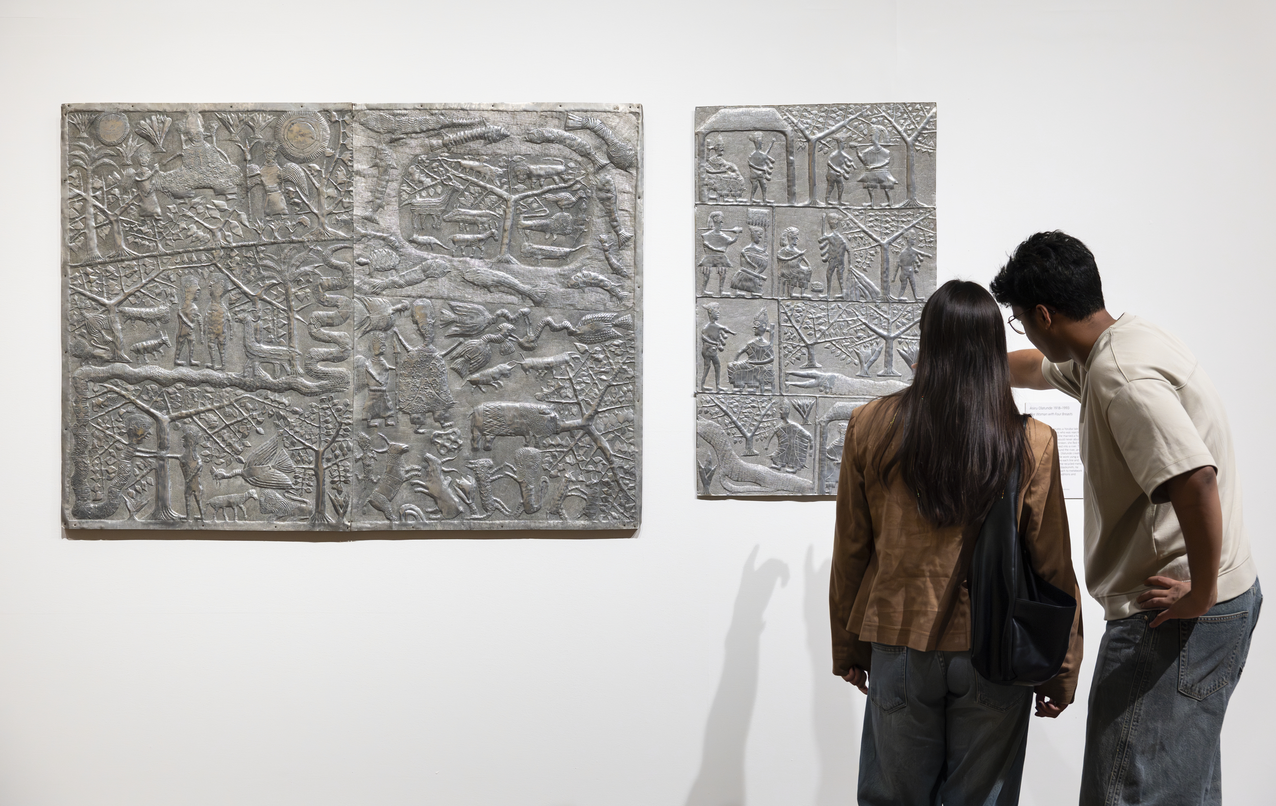 Asiru Olatunde „Moteris su keturiomis krūtimis“ (1960) ir „Edeno sodas“ (1965). Paroda „Nigerijos modernizmas“ Londono „Tate Modern“ galerijoje. ©Jai Monaghan / Tate Photography