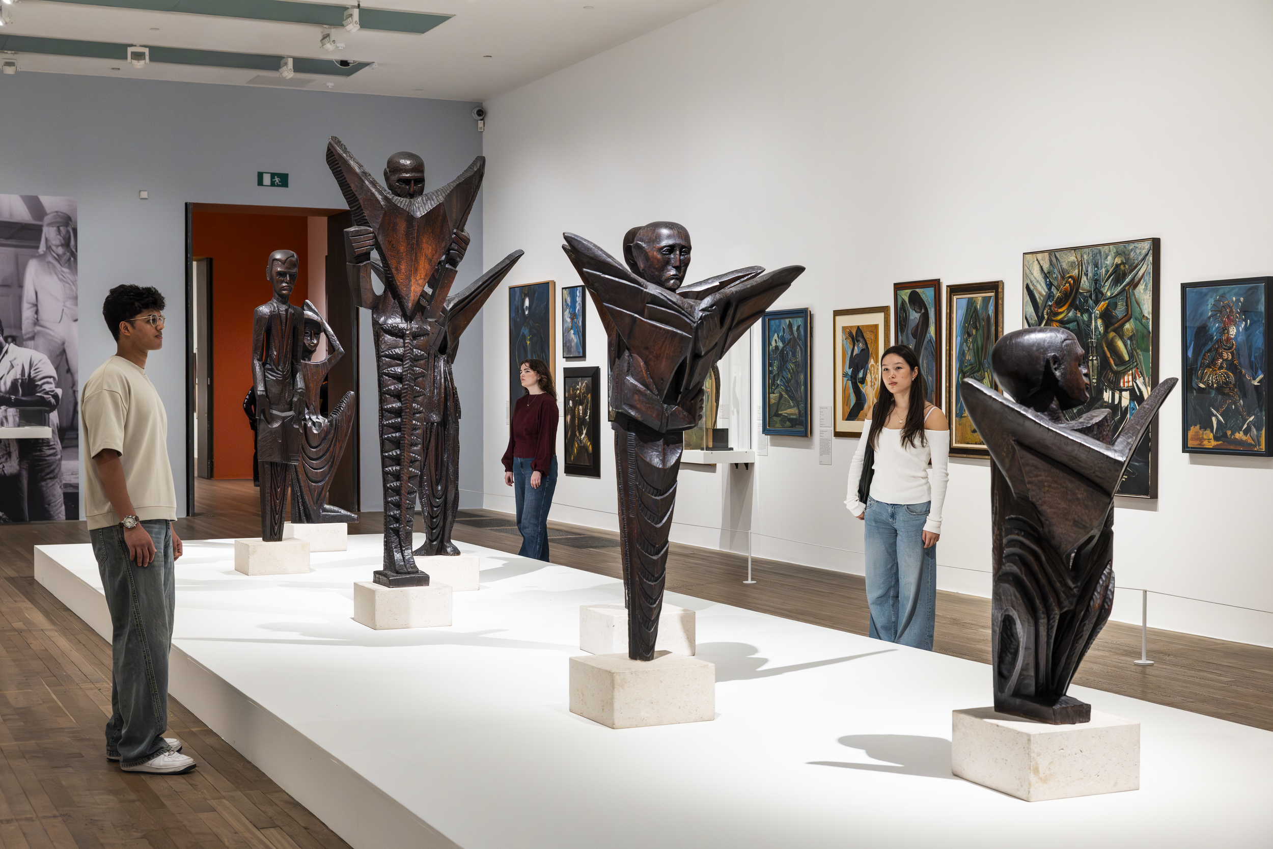 Ben Enwonwu septynios medinės skulptūros, užsakytos „Daily Mirror“ būstinei 1961 m. Paroda „Nigerijos modernizmas“ Londono „Tate Modern“ galerijoje. ©Jai Monaghan / Tate Photography