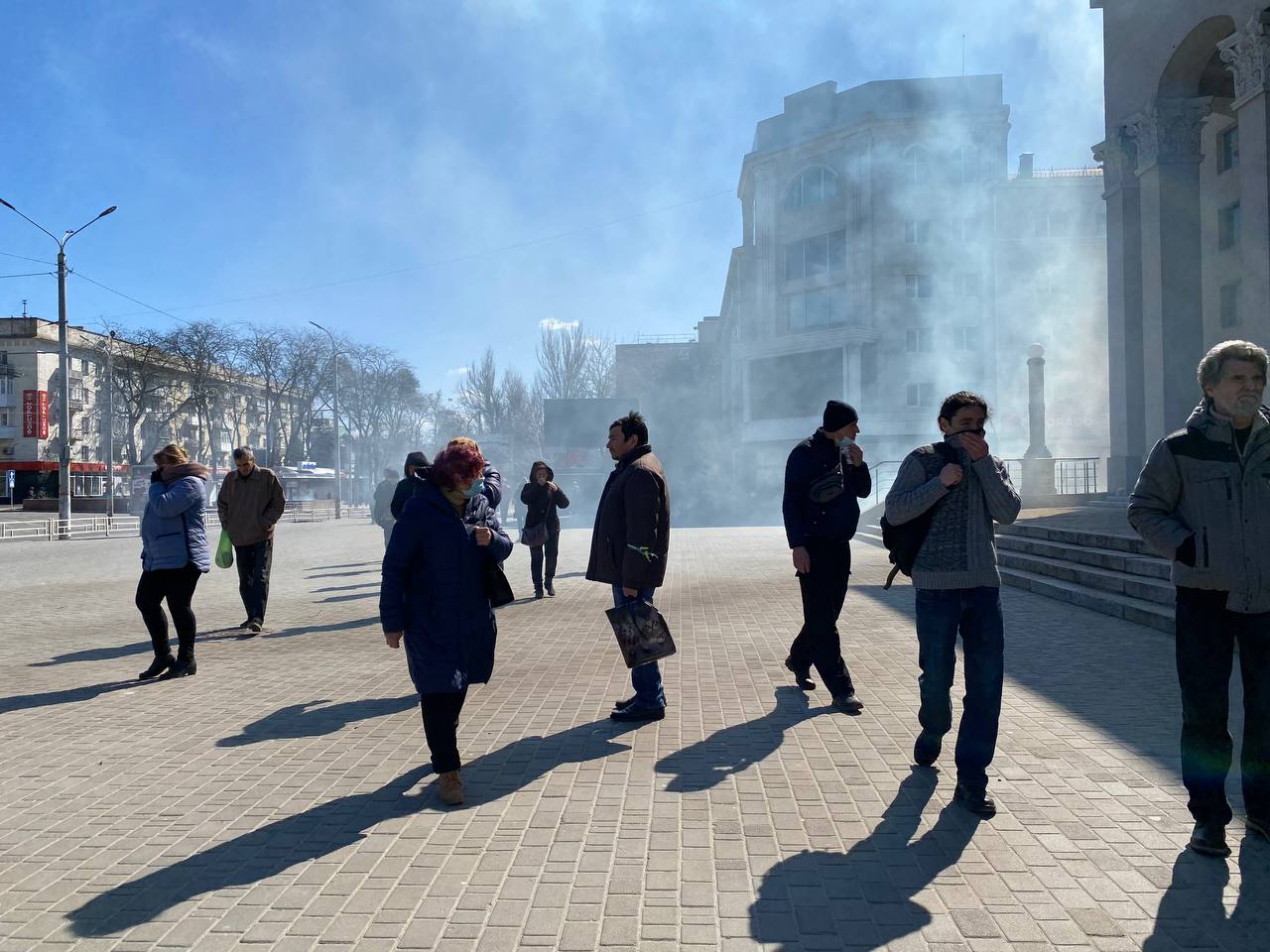Chersone protesto akcijos Rusijos karių buvo išvaikomos naudojant garsines granatas, o kartais ir ginklus su koviniais šaudmenimis. ©Jelena Kostiučenko / „Novaja gazeta“