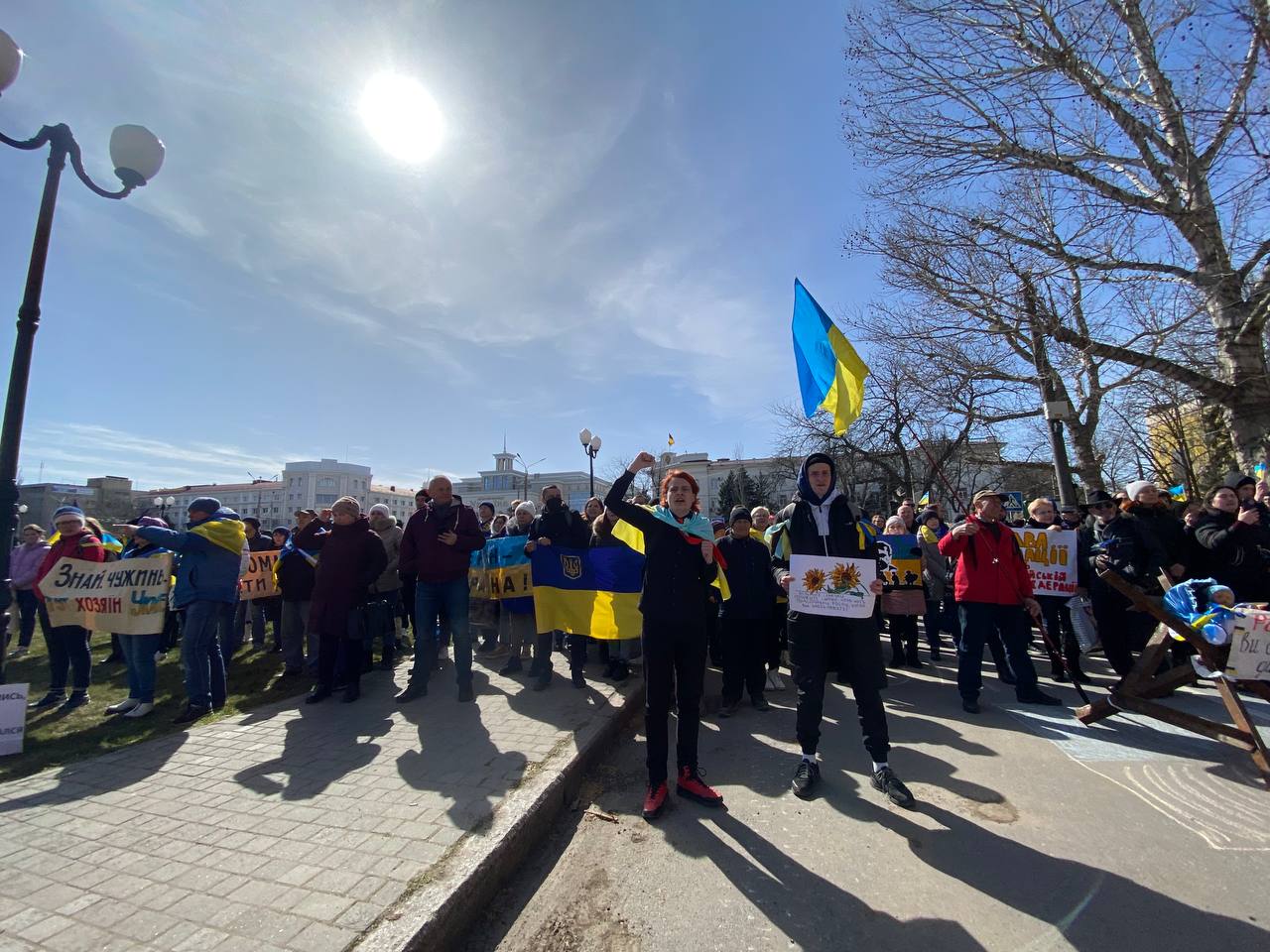 Kai Jelena buvo Chersone, kiekvieną dieną miesto žmonės rinkosi pagrindinėje miesto aikštėje protestuoti prieš okupacinę valdžią. 2022-ųjų kovo pabaiga. ©Jelena Kostiučenko / „Novaja gazeta“