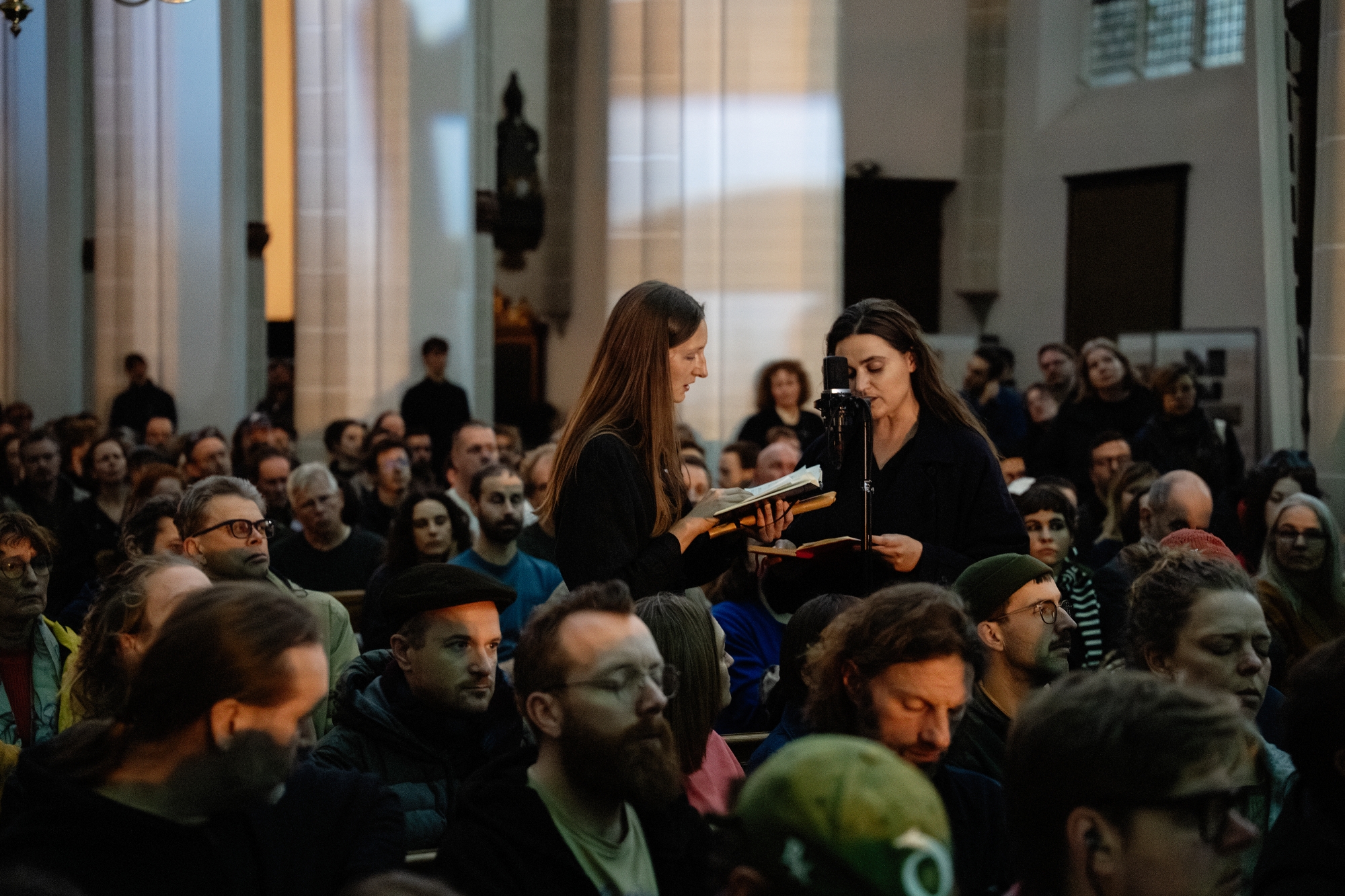 „Merope“ vokalistė Indrė Jurgelevičiūtė ir jai talkinanti vokalistė Milda Adamonytė atlieka lietuvių liaudies dainas apie bites ir kasdienybės cikliškumą Utrechto „Le Guess Who?“ festivalyje. ©Rogier Boogaard
