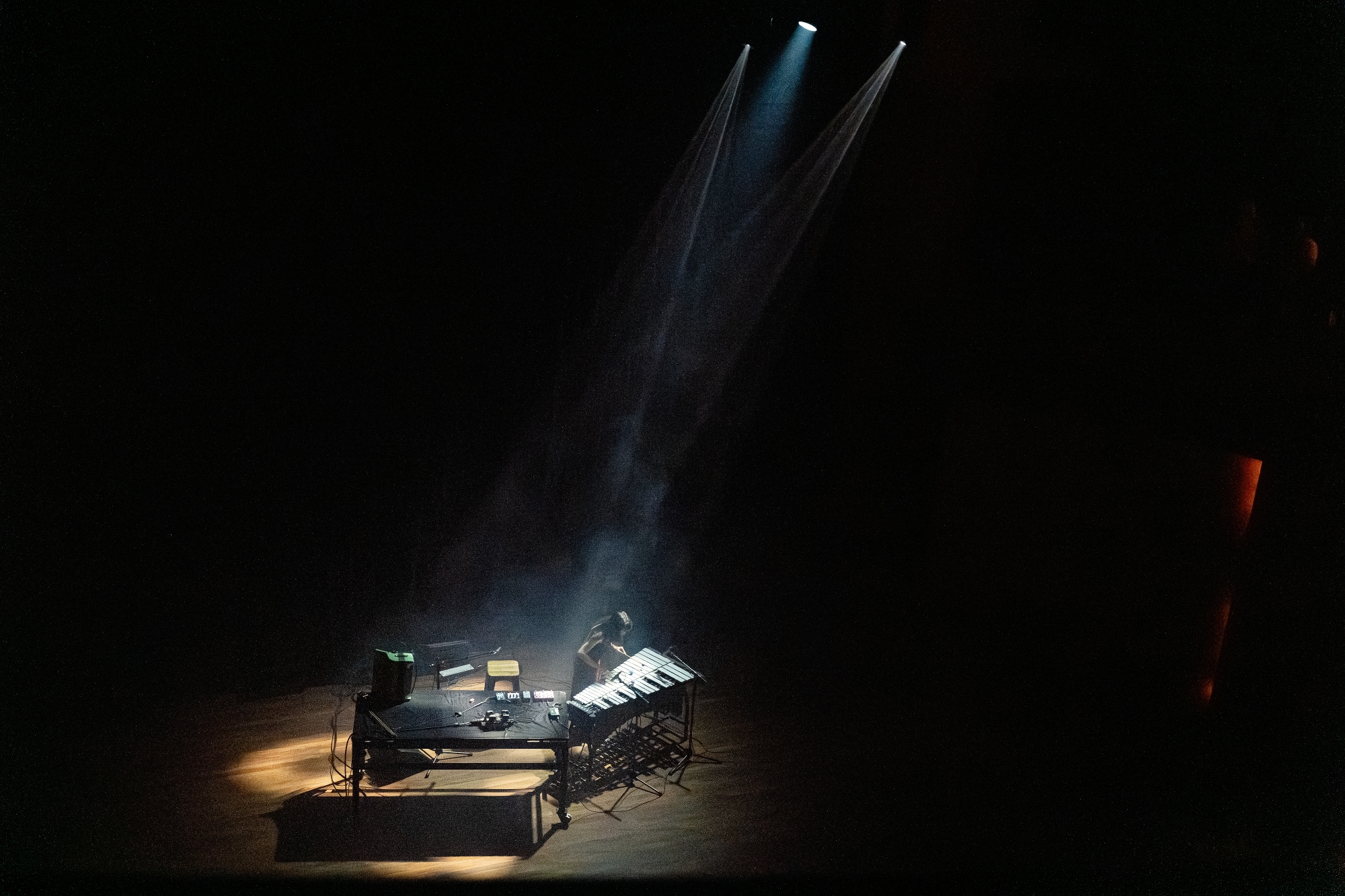 Libanietė multiinstrumentalistė ir lėlininkė Yara Asmar atlieka improvizavinę muziką šių metų „Le Guess Who?“ scenoje. ©Rogier Boogaard