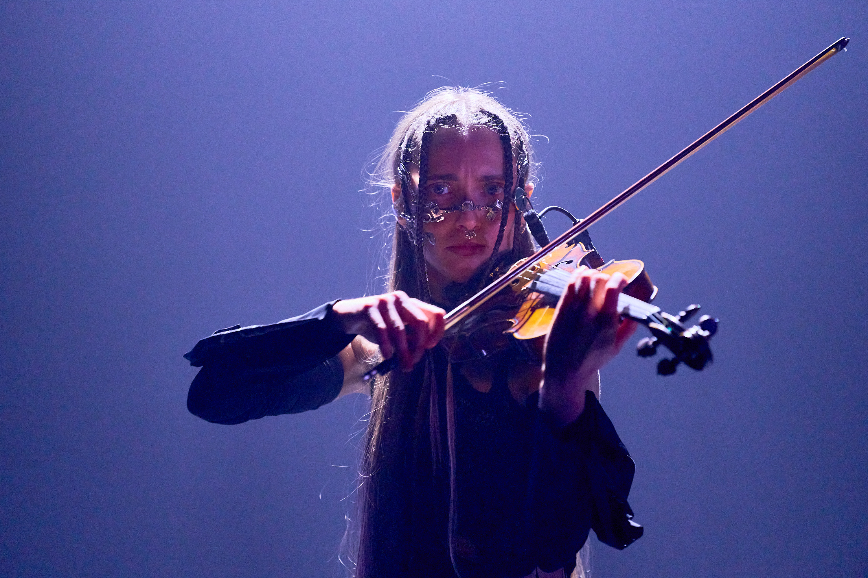 Festivalis „Rewire“ kiekvienais metais pristato šiuolaikinę ukrainiečių muziką, atliekamą kūrėjų, turėsių palikti šalį po Rusijos plataus masto invazijos. Smuikininkės ir kompozitorės Katarinos Gryvul kūryba atliepia šią realybę. ©Parcifal Werkman