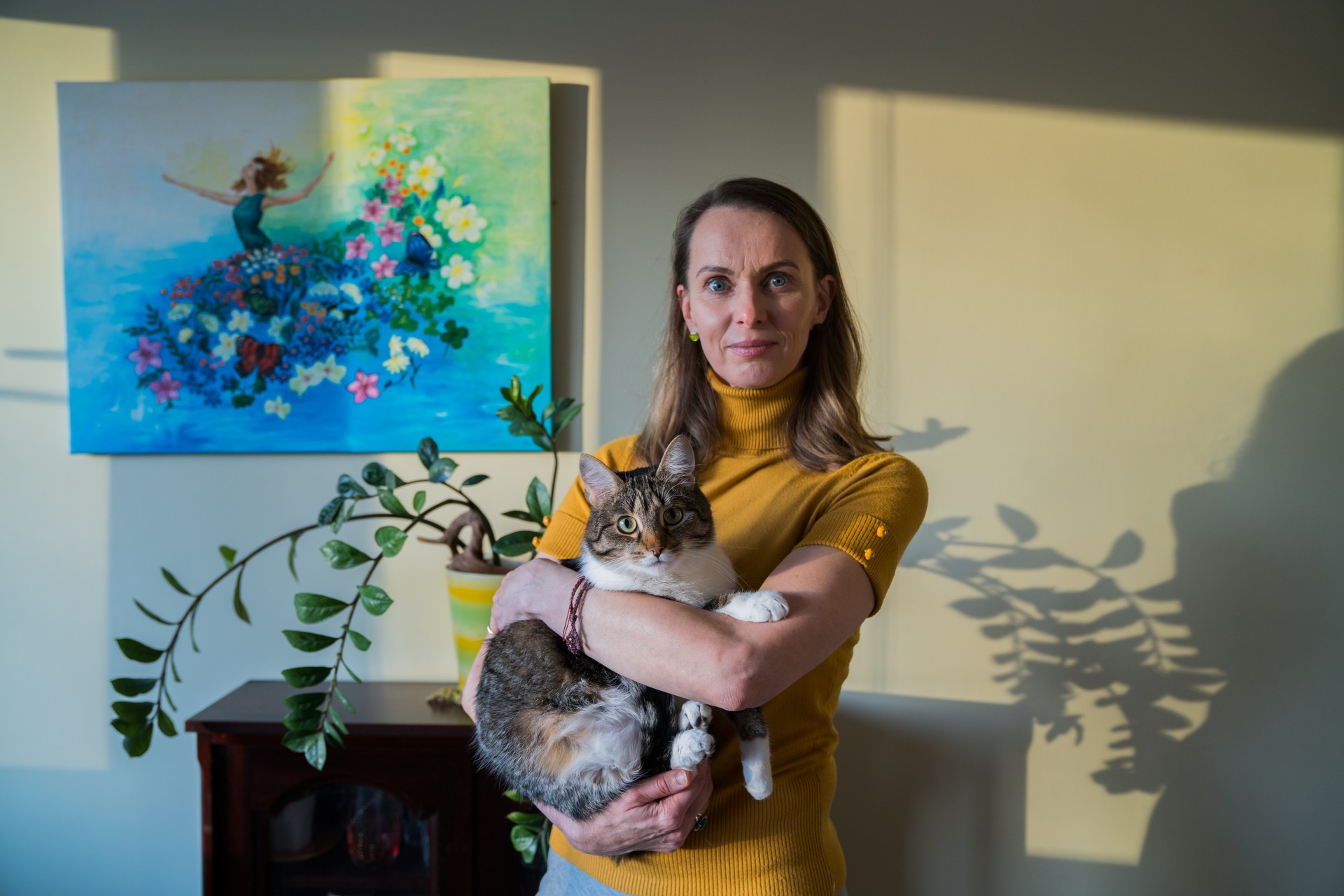 Šokio terapeutė Auksė Luišaitė-Jauniškė namuose Vilniuje. Į Pabradę ji vyksta, kad padėtų traumas patyrusioms moterims iš naujo atrasti santykį su savo kūnu: „Kūnas yra vienintelis dalykas, kurį jos turi. Jos neturi išorinio saugumo. Bet galima pabandyti rasti vidinį.“ ©Mindaugas Drigotas