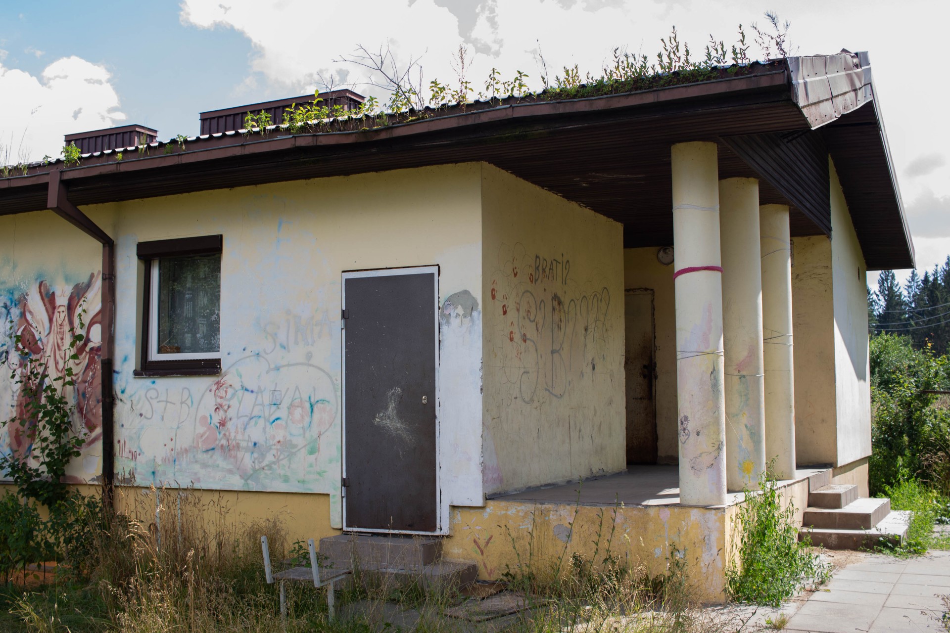 Novopolskajos teigimu, likus kelioms savaitėms iki galutinio taboro nugriovimo, saunos pastatas buvo tapęs prieglobsčiu tabore likusioms romų šeimoms.