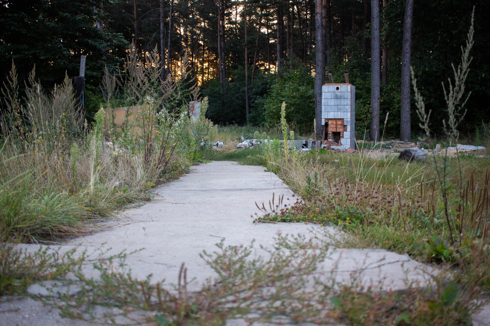 Vilniaus tabore gyvenusioms šeimoms buvo skirtas šešių mėnesių laikotarpis nugriauti savo namus ir išsikelti. Dabar tabore galima rasti tik nugriautų namų liekanas.