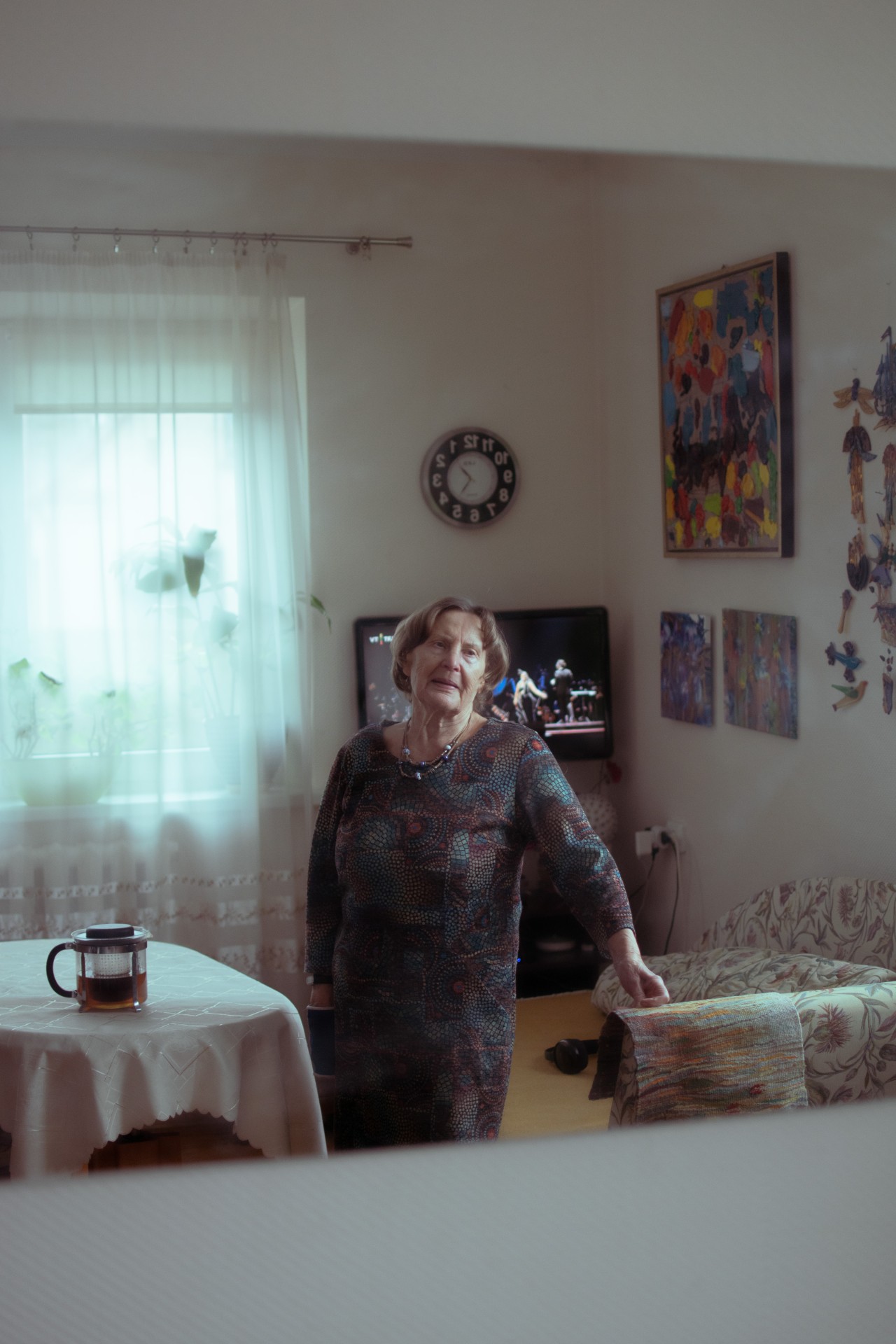 Kai užeinu nufotografuoti Laimos Rajeckienės jos namuose Kaune, ji klausosi naujametinio Monikos Liu koncerto. Sako, kad vis atsuka ir klausosi, „kol dar gali“. 44 metus Laima dirbo pedagoge – mokykloje mokė rankdarbių. Dabar ji audžia gobelenus, puoselėja gėlyną ir piešia paukščius. „Visada dairausi, kur kokie paukščiai. Mažų paukštelių labai sumažėjo“, – sako ji. ©Julija Stankevičiūtė