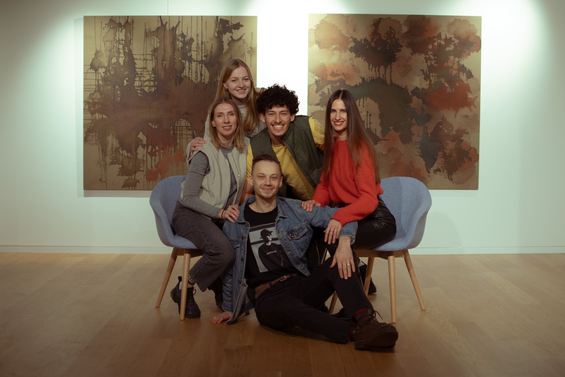 Šokių mokytojai (iš kairės) Erika Vizbaraitė Vaičiulienė, Adrian Carlo Bibiano, Gabija Blochina, Marius Pinigis (apačioje) ir koordinatorė Ieva Pranckūnaitė (viršuje). ©Julija Stankevičiūtė