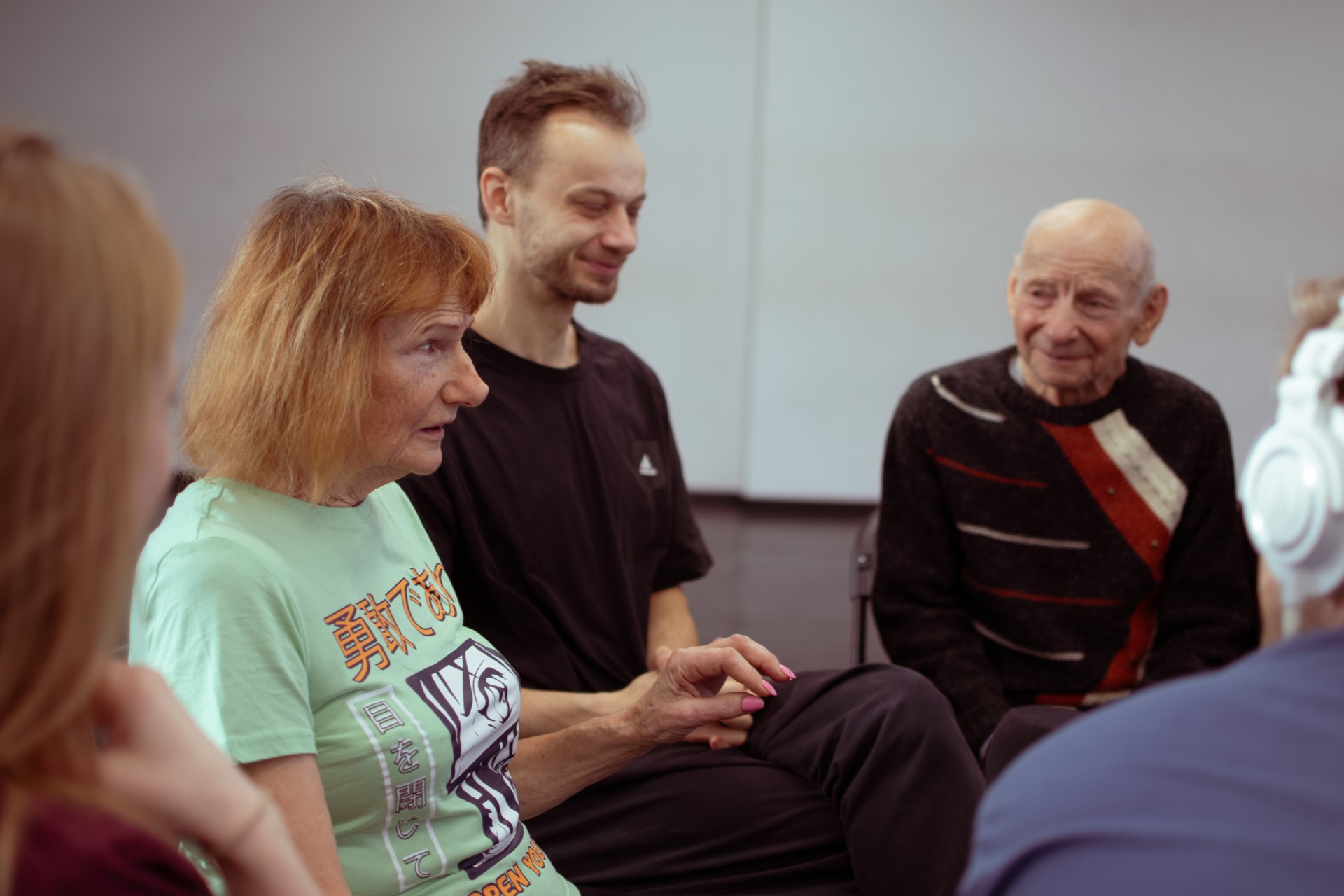 Šokėja Audronė Kauno kultūros centre užaugo. Nuo 13 metų ji čia šoko baletą. O vėliau visą gyvenimą dirbo su vaikais darželyje arba aukle. „Vaikučiai šoko, dainavo, tai taip ir pripratau“, – sako ji. Dabar su Antanu ji kas rytą daro mankštą – vienas ant grindų, o kitas ant lovos. „Judėjimas yra gyvasties šaltinis, tai yra gyvenimo tikslas“, – sako Audronė. Antanas priduria: „Be judesio turbūt neišgyvenčiau.“ ©Julija Stankevičiūtė Šokėja Audronė Kauno kultūros centre užaugo. Nuo 13 metų ji čia šoko baletą. O vėliau visą gyvenimą dirbo su vaikais darželyje arba aukle. „Vaikučiai šoko, dainavo, tai taip ir pripratau“, – sako ji. Dabar su Antanu ji kas rytą daro mankštą – vienas ant grindų, o kitas ant lovos. „Judėjimas yra gyvasties šaltinis, tai yra gyvenimo tikslas“, – sako Audronė. Antanas priduria: „Be judesio turbūt neišgyvenčiau.“ ©Julija Stankevičiūtė