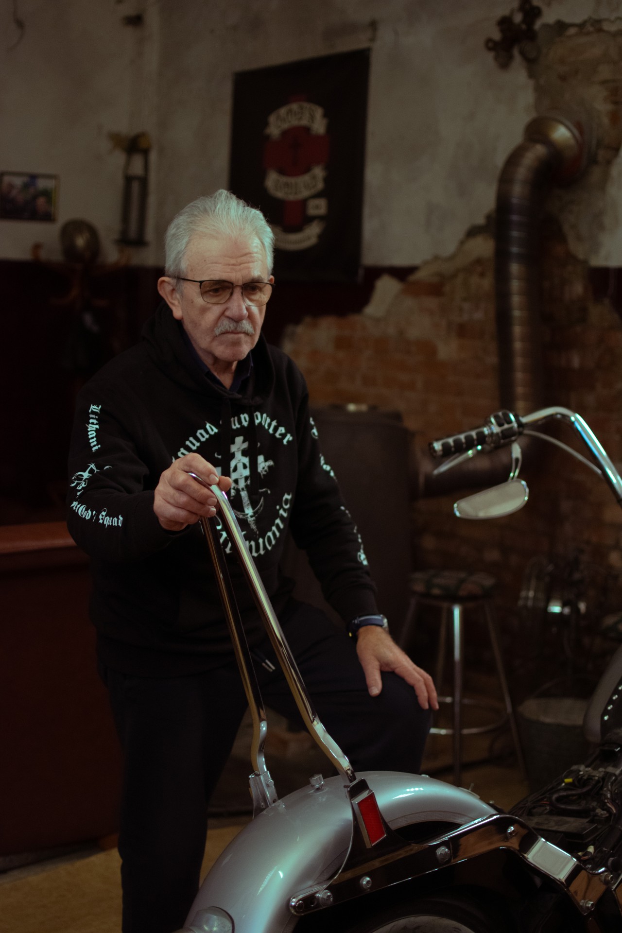 Kai paklausiu šokėjo Egidijaus Randžio apie jo keliones motociklu, jis pirmiausia papasakoja, kaip jaunystėje su draugu važiavo iš Lietuvos į Turkmėnistaną, kad galėtų kirsti Karakumų dykumą, ir apie tai, kaip ten patekus į avariją motociklus teko parduoti ir keliauti atgal traukiniu. Egidijus 30 metų dirbo tikybos mokytoju, paskui – inžinieriumi-mechaniku. Galiausiai sugrįžo prie savo aistros motociklams. Dabar jis – pasaulinio evangelinio baikerių klubo narys. ©Julija Stankevičiūtė Kai paklausiu šokėjo Egidijaus Randžio apie jo keliones motociklu, jis pirmiausia papasakoja, kaip jaunystėje su draugu važiavo iš Lietuvos į Turkmėnistaną, kad galėtų kirsti Karakumų dykumą, ir apie tai, kaip ten patekus į avariją motociklus teko parduoti ir keliauti atgal traukiniu. Egidijus 30 metų dirbo tikybos mokytoju, paskui – inžinieriumi-mechaniku. Galiausiai sugrįžo prie savo aistros motociklams. Dabar jis – pasaulinio evangelinio baikerių klubo narys. ©Julija Stankevičiūtė
