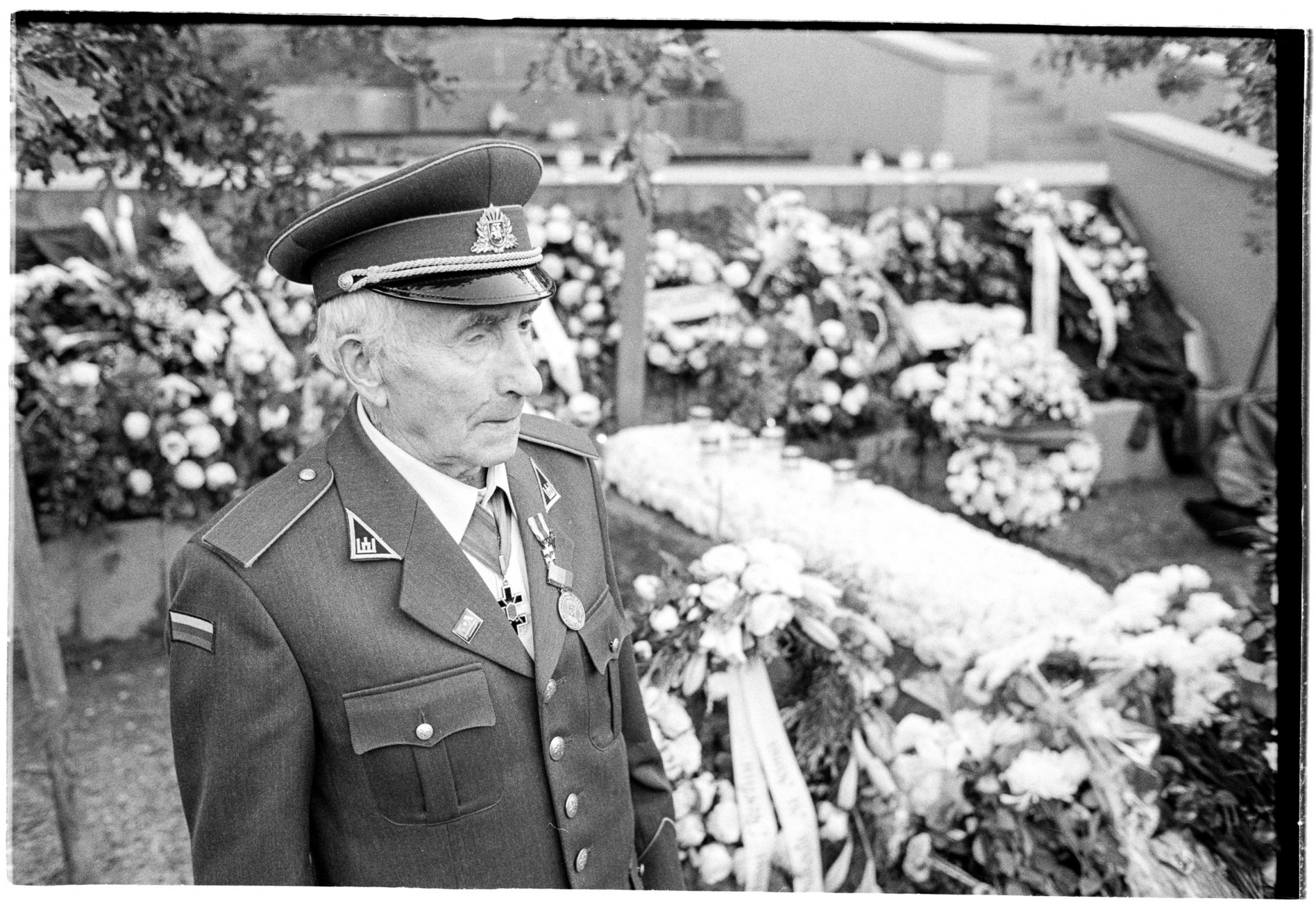 Partizanas Juozas Jakavonis-Tigras šalia savo bendražygio Adolfo Ramanausko-Vanago kapo Vilniaus Antakalnio kapinėse.