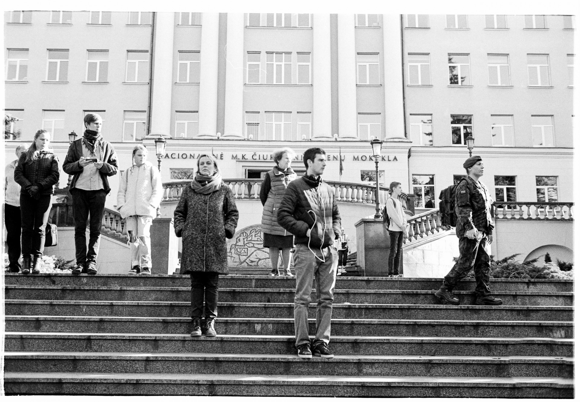 Žmonės stebi iškilmingą partizano Adolfo Ramanausko-Vanago valstybinių laidotuvių eiseną.