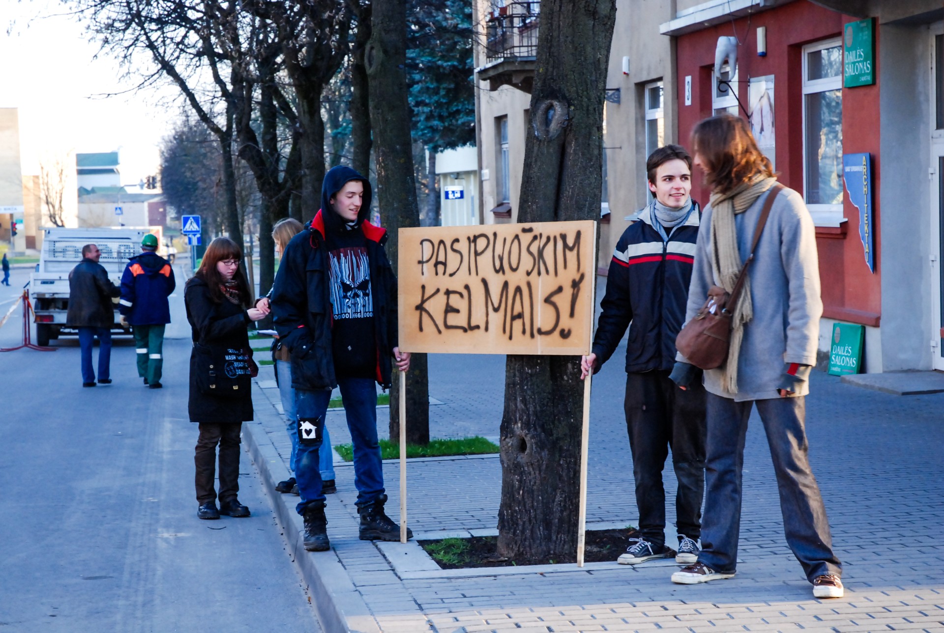 2008-ųjų protestas dėl brandžių medžių išsaugojimo vyko Alytaus centre – S. Dariaus ir S. Girėno gatvėje bei Laisvės angelo aikštėje. ©Douglas Green