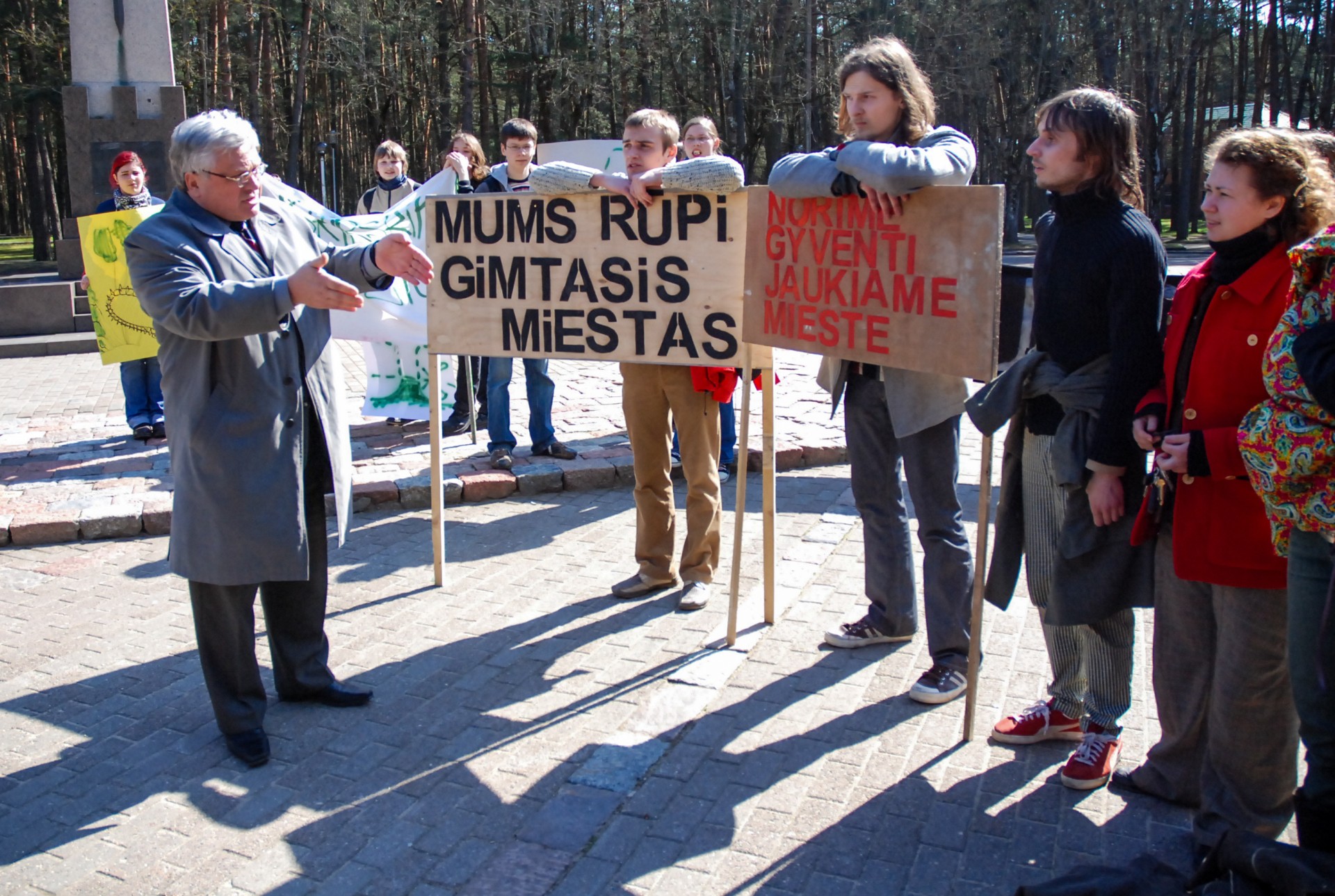 Tartis su protestuotojais atėjo tuometinė Alytaus miesto savivaldybės administracija. ©Douglas Green