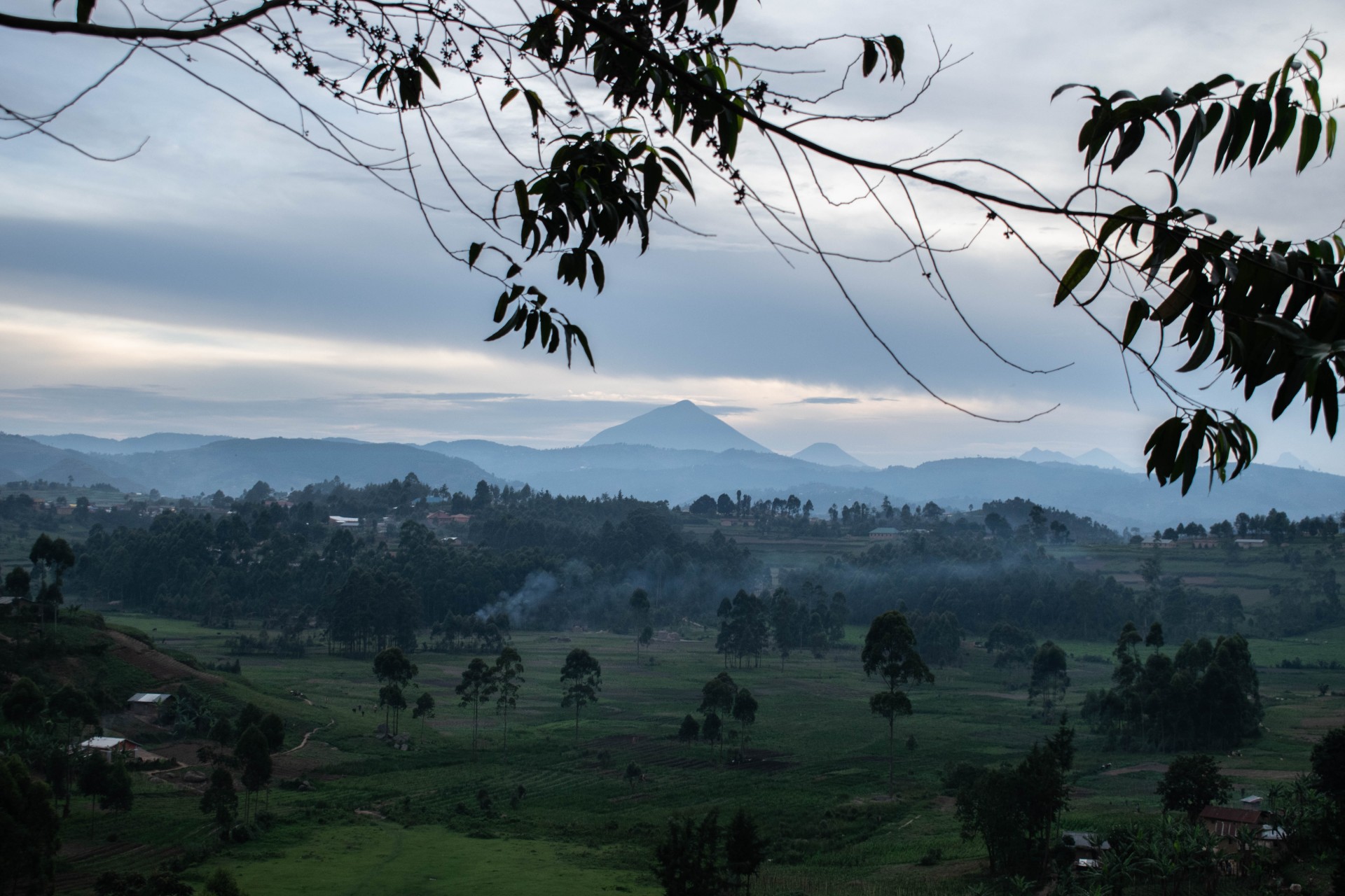 Pakeliui į Bwindi, tolumoje matosi Muhavura ugnikalnis (4,127 m) – vienas aukščiausių Virungos kalnų ruože. ©Julija Stankevičiūtė
