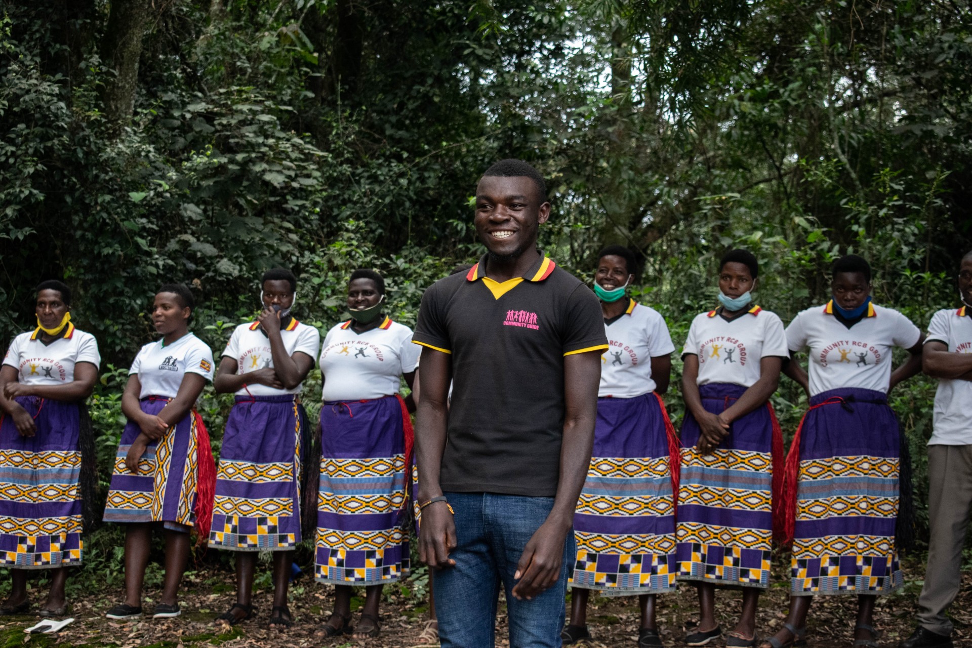 Bwindi gyventojai pasitinka turistus su tradiciniais šokiais ir dainomis. Turistams tai proga paaukoti vietos bendruomenei. ©Julija Stankevičiūtė
