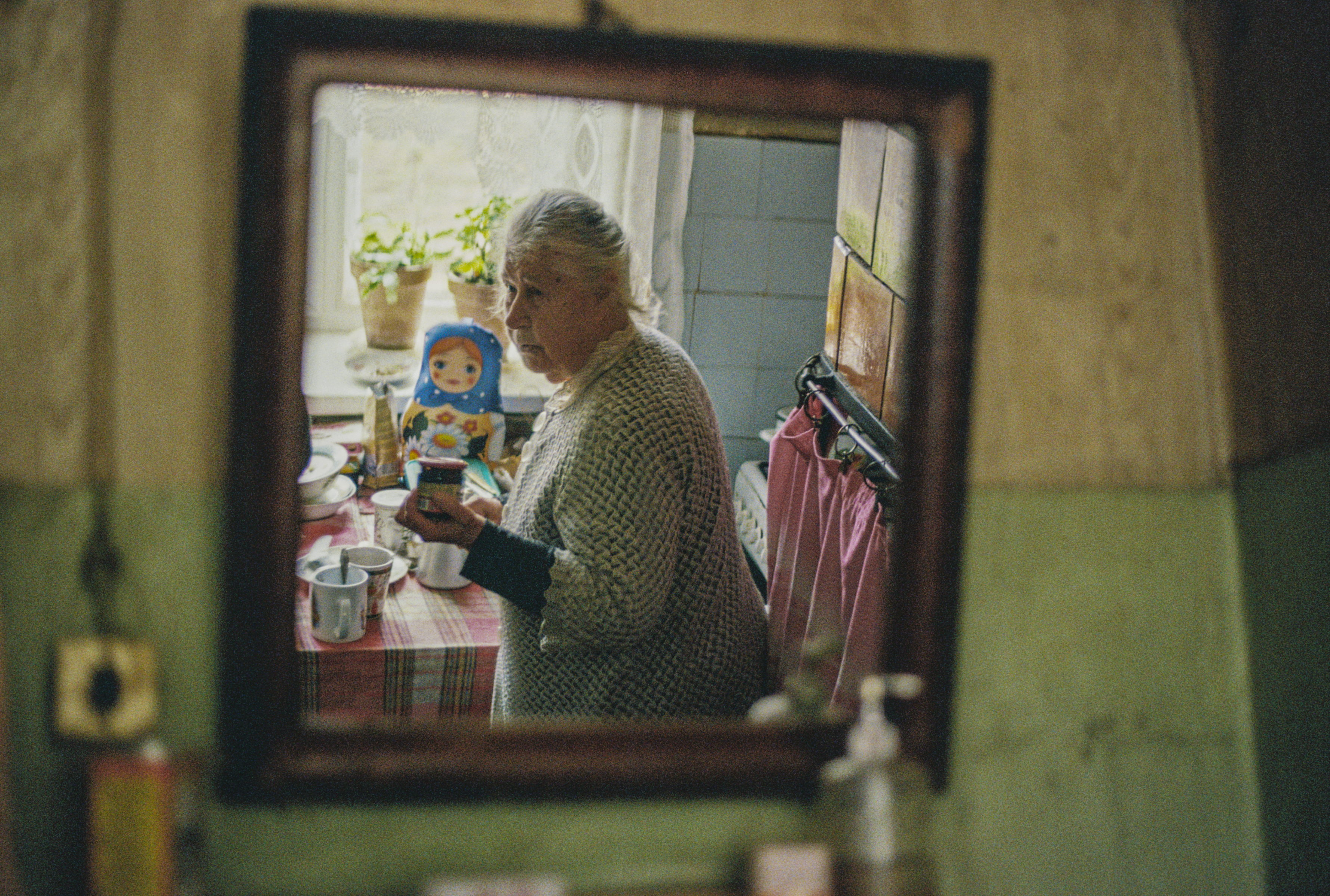 Jelena Galkovskaja savo namuose Baltojoje Vokėje. ©Martyna Šulskutė