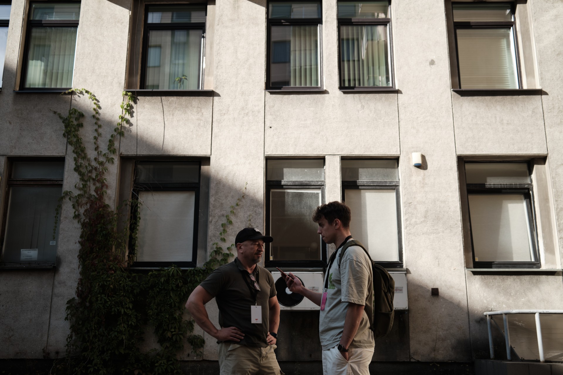 Tomas Valkauskas kalbasi su verslininku, aktyvistu ir vienu iš Baltarusijos savanorių būrio „Pahonia“ įkūrėju Vadimu Prokopjevu. ©Karolis Pilypas Liutkevičius