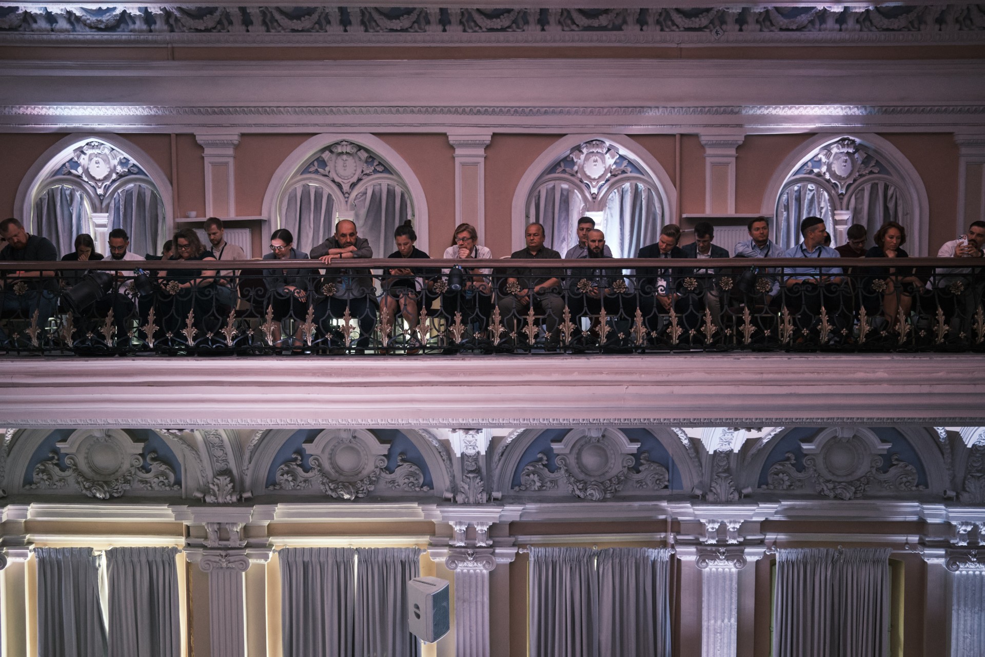 Baltarusijos demokratinio judėjimo konferencijos „Naujoji Baltarusija“ dalyviai „Vaidilos“ teatro balkone, Vilniuje. Tuo pat metu pirmame aukšte vyksta viešos opozicijos atstovų diskusijos. ©Karolis Pilypas Liutkevičius