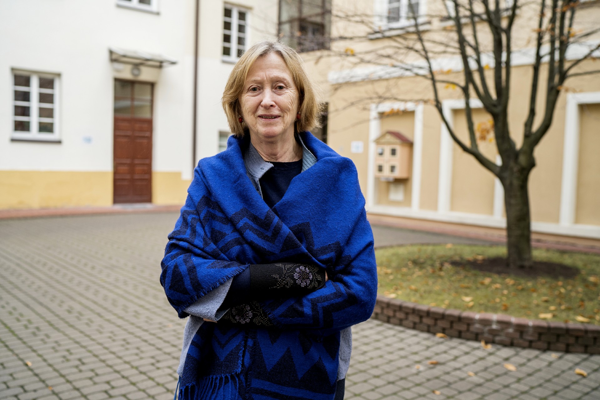 Profesorė Danutė Gailienė Vilniaus universiteto kieme