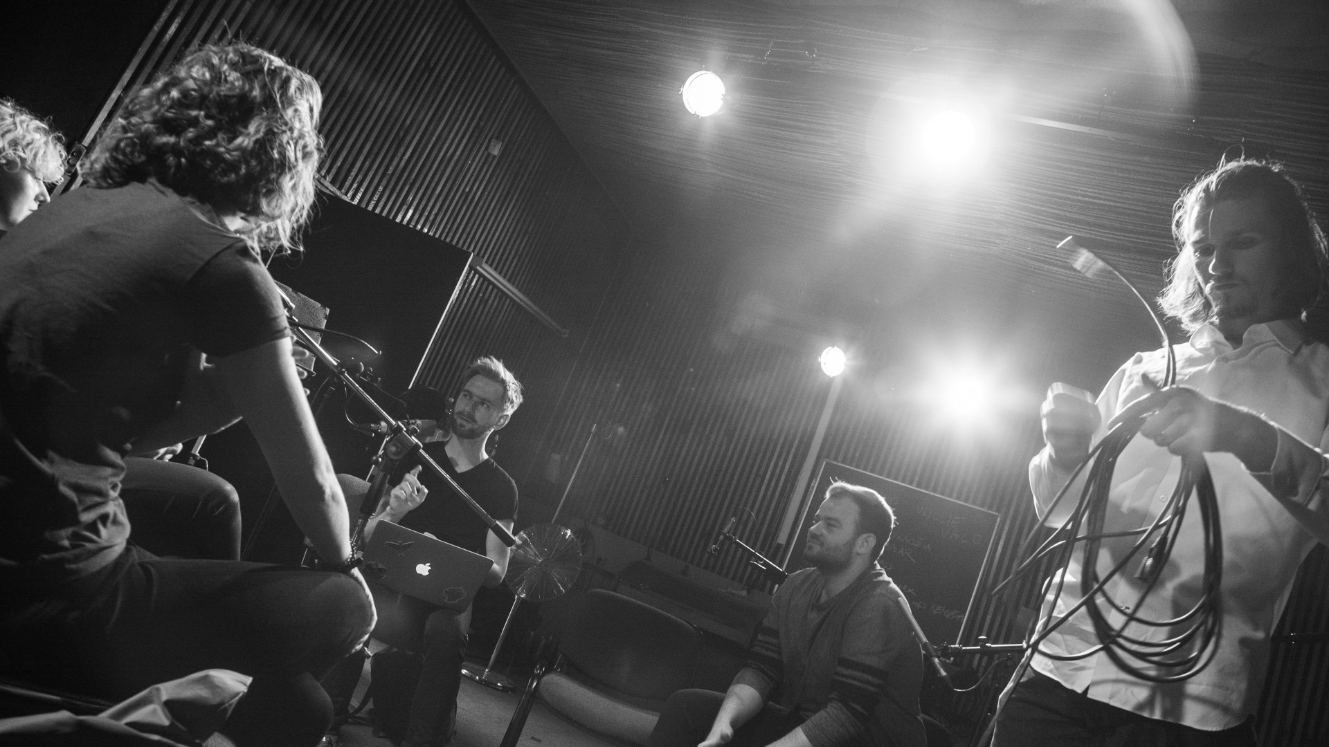Prieš įrašą vienoje Vilniaus studijų. Dešinėje – podkasto muzikos kompozitorius Martynas Gailius ©Mindaugas Drigotas