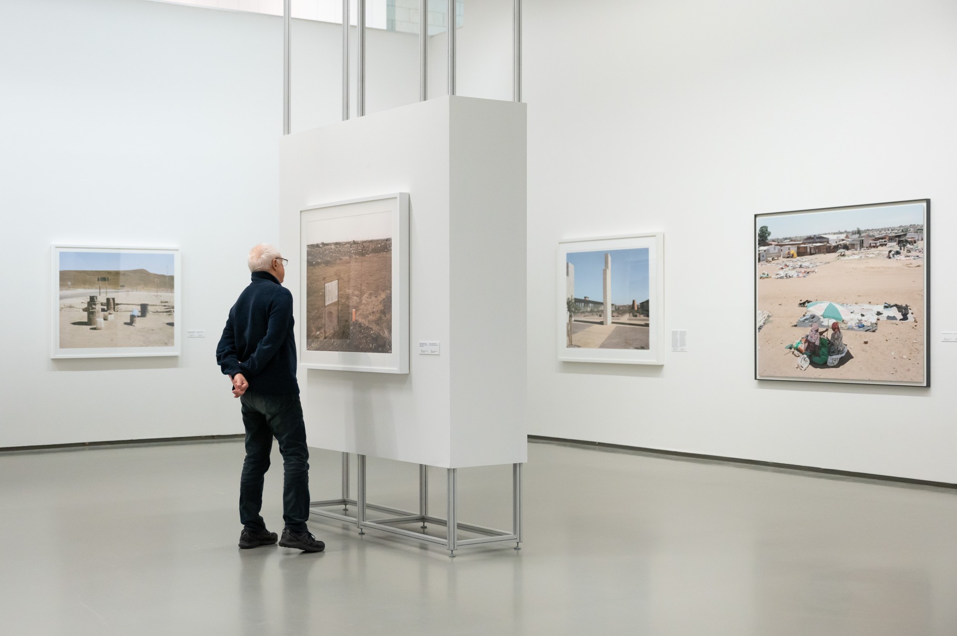 Davido Goldblatto (1930–2018) parodoje – daugiau nei šimtas fotografijų, atskleidžiančių apartheido – valstybinės rasinės diskriminacijos ir segregacijos politikos – vaizdus. ©Gintarė Grigėnaitė/Lietuvos nacionalinis dailės muziejus