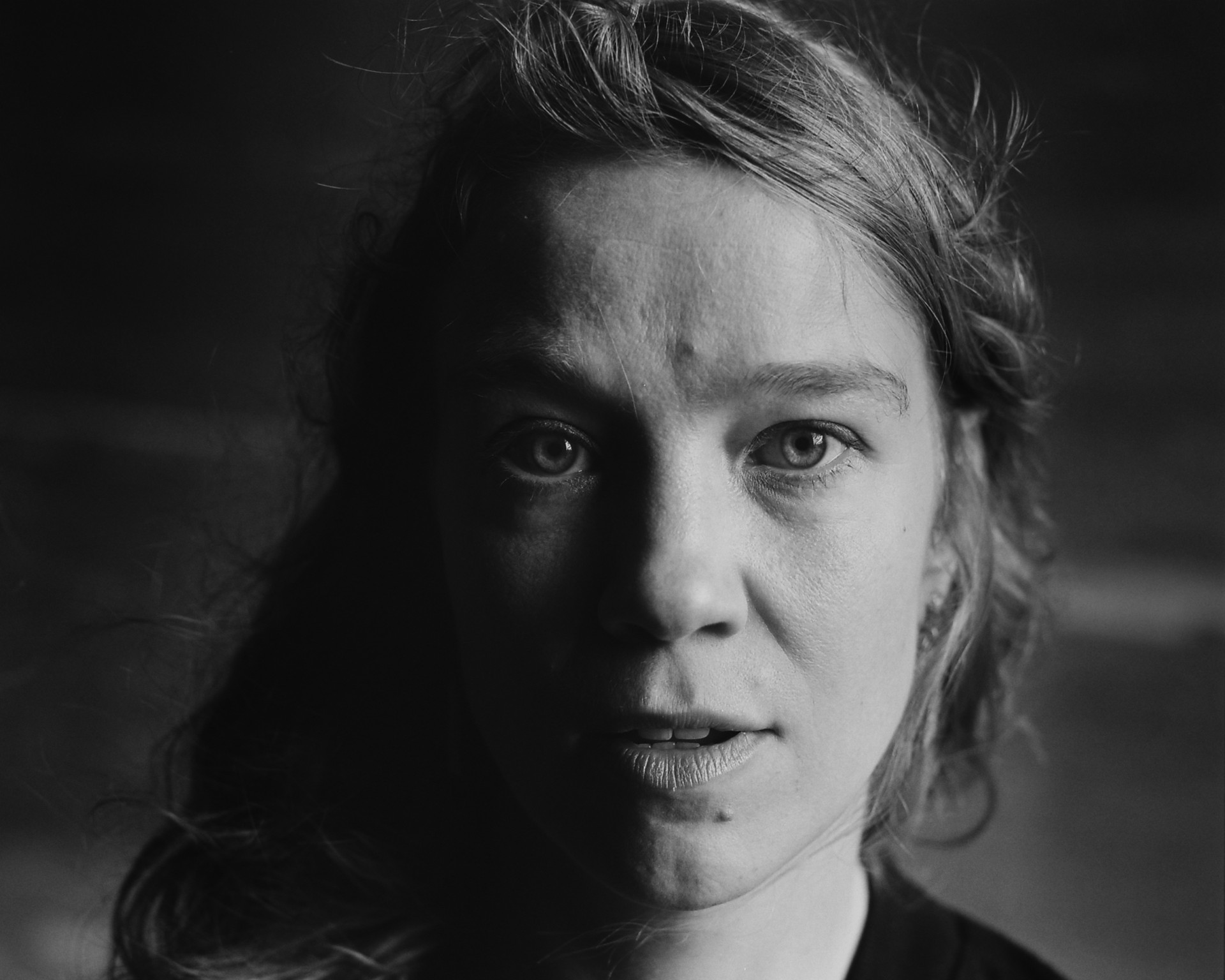 Eglė Elena Murauskaitė kuria poeziją, meninius tekstus ir tekstus apie meną, taip pat aktyviai verčia poetinius ir prozos kūrinius. Jos kūryboje aktualizuojasi kūno, gamtos ir sakralumo sąsajos, santykio su savimi ir kitu paieškos postsekuliariame būvyje. Baigusi tarptautinių santykių magistro studijas Paryžiaus Sciences Po universitete ir ekonomikos studijas SSE Riga universitete, ji keturiolika metų aktyviai veikė tarptautinio saugumo srityje. Kūrybinis rašymas – būdas kalbėti apie bendrabūvio iššūkius kitokia kalba, suteikiant lygiavertį balsą marginalizuojamoms temoms eižėjančioje terpėje. ©Berta Tilmantė