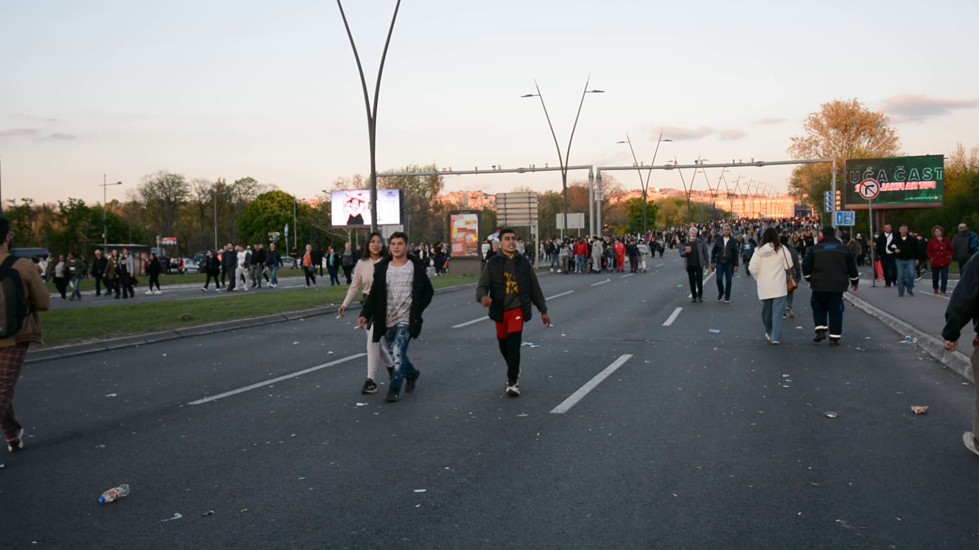 Minia tolsta nuo miesto centre vykstančios SNS demonstracijos. ©Veronika Tůmová