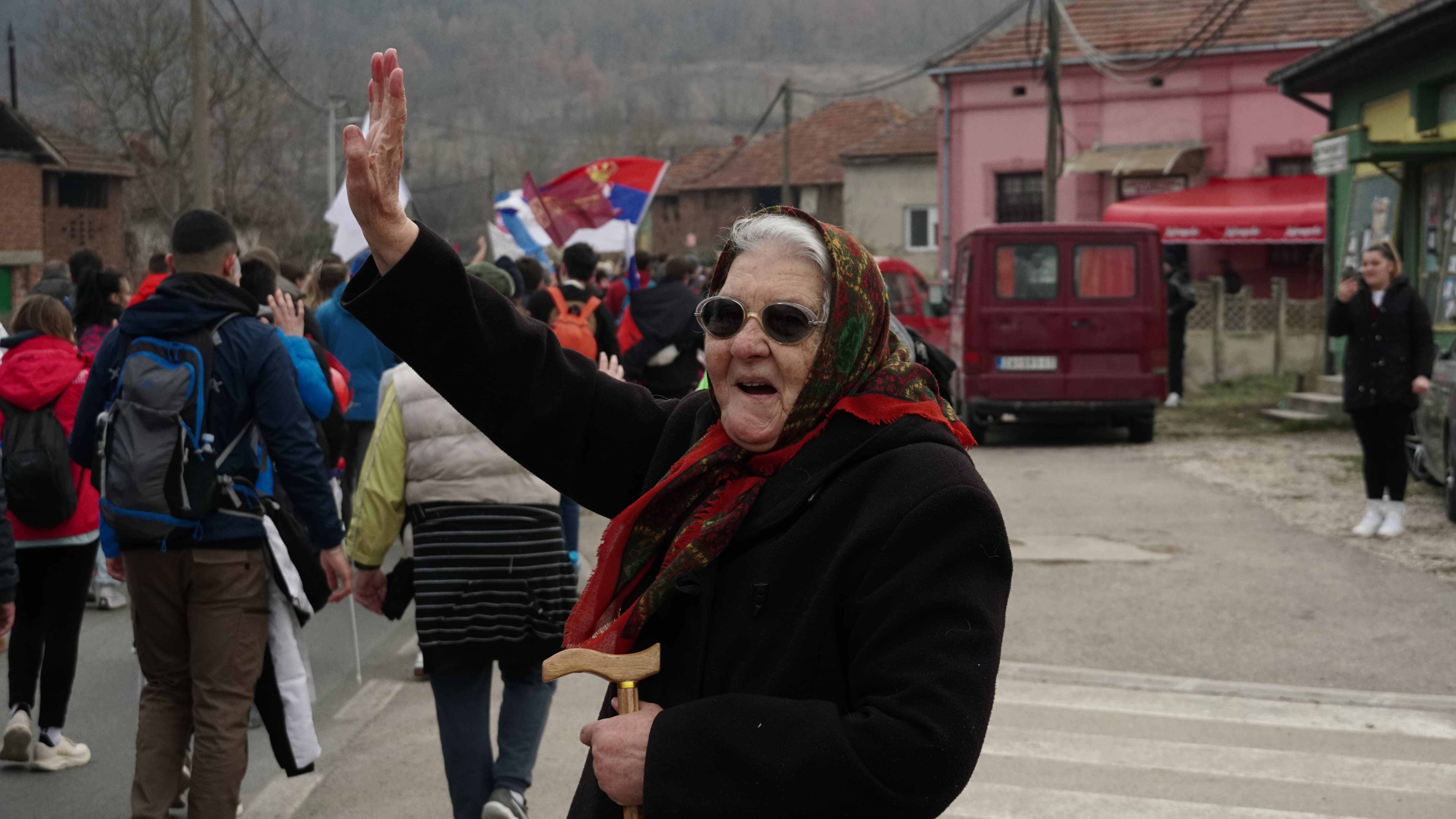 Kaimo gyventojai pasitiko į Nišo miestą žygiuojančius studentus, išreikšdami palaikymą protestams. ©Vojin Prokopijević