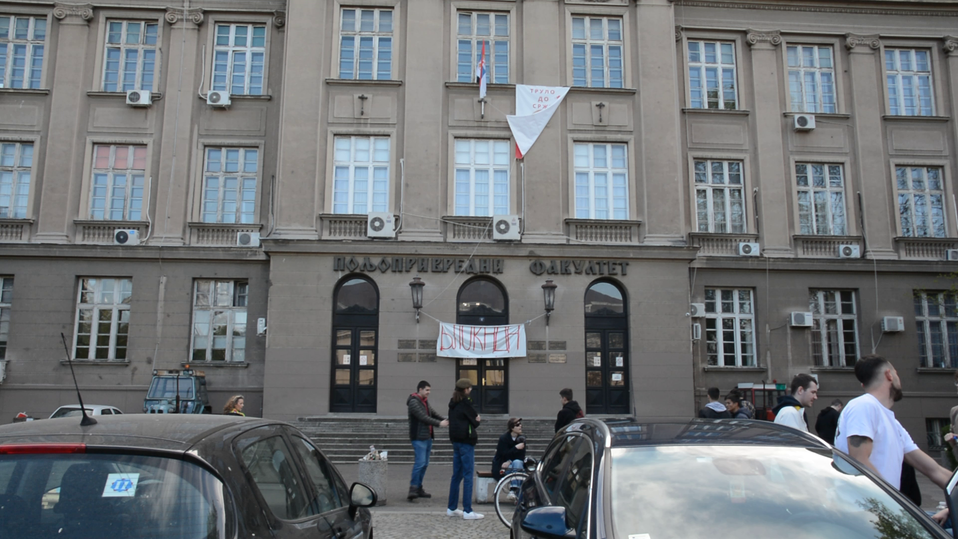 Ant Žemės ūkio fakulteto frontono kabo afiša su užrašu „BLOKADA“. ©Veronika Tůmová