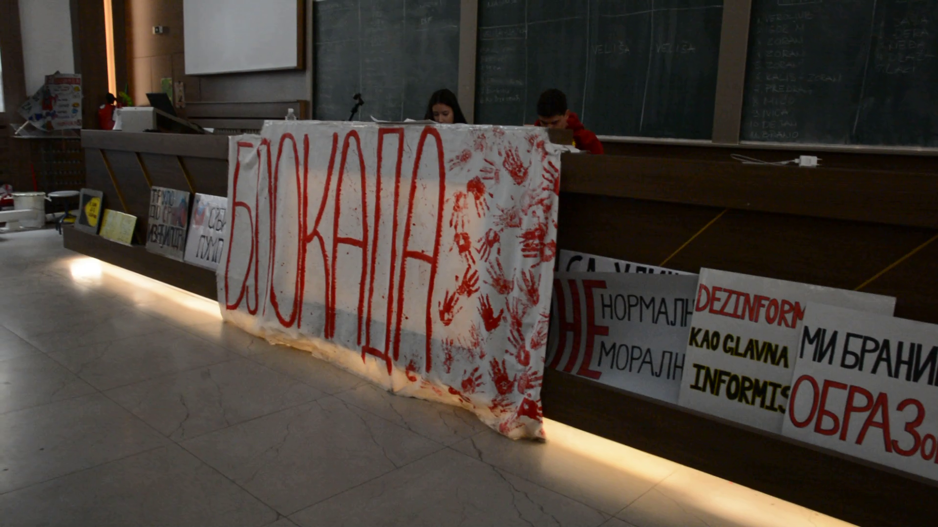 Protestų simboliu tapo raudonos kruvinos rankos antspaudas – priminimas apie valdžios atsakomybę už Novi Sade žuvusius žmones. ©Veronika Tůmová